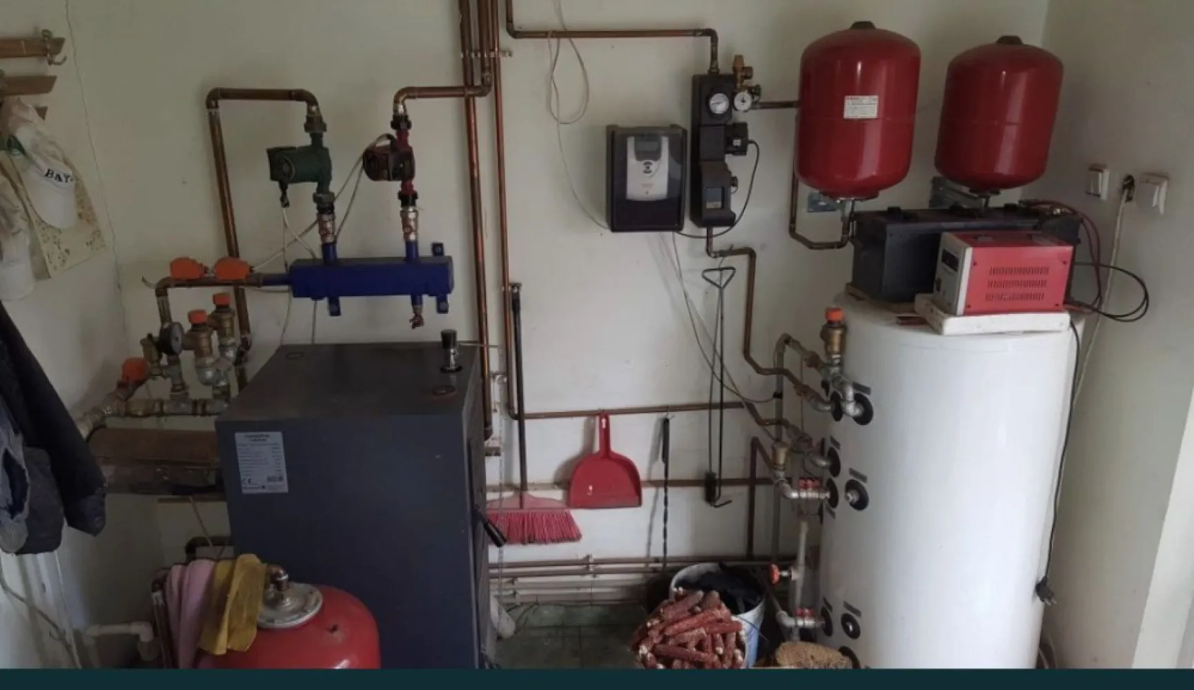 Vindem casa parter+etaj - Vindem casa P+1 in zona centrala, 1200mp teren, front stradal 20m, 130mp utili, mobilata, utilata si locuibila - parter: hol, dormitor, baie, camera de zi, bucatarie - etaj: 3 camere, dressing Casa este izolata, inclusiv podul, termopane, racordata la toate utilitatile, incalzire centrala cu calorifere. Camera tehnica cu centrala pe lemne si centrala pe gaz in tandem, UPS, panou solar apa calda. Garaj, anexe, gradina, pomi fructiferi, etc Pret 99000 negociabil La cerere vindem - 5ha teren arabil in diferite locatii usor accesibile. - 90 arii padure in localitatea Medies-Ratuti - 3 octe de pasune in zona Seibii.