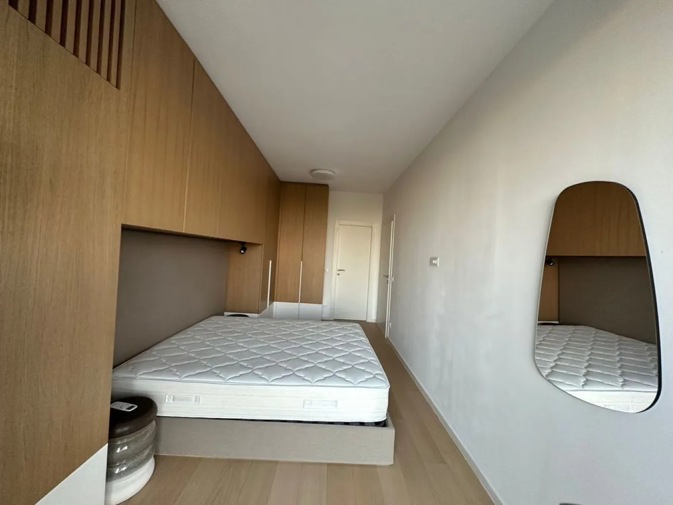 Apartament superb langa padure - Proprietar va ofera spre vanzare un apartament cu 3 camere situat in zona Baneasa, Jandarmeriei, in proiectul rezidential The Ivy. Apartamentul cu 3 camere din proiectul rezidențial The Ivy, situat în zona Băneasa, Jandarmeriei, pare a fi o oportunitate excelentă pentru cei care caută un spațiu confortabil și modern. Având o suprafață utilă de 100 mp, acesta este complet mobilat și amenajat în stil modern, cu foarte multe spații de depozitare, ceea ce îi conferă un aspect elegant și funcțional. Vederea din apartament este către zone pline de verdeață. Localizarea sa în apropierea Stejarii Country Club, cu acces facil la spații verzi și locuri de joacă pentru copii, îl face ideal pentru familii. De asemenea, proximitatea față de Mall Băneasa adaugă un plus de comoditate în ceea ce privește shoppingul și divertismentul. Dotările premium, cum ar fi centrala termică și încălzirea prin pardoseală controlată digital, contribuie la confortul locuinței, iar utilizarea materialelor de înaltă calitate și mobilierul realizat pe comandă subliniază atenția la detalii. In pretul afisat este inclus si 1 loc de parcare in subteran. Dacă sunteti interesati de detalii suplimentare sau dorești să programezi o vizionare, nu ezita să ne anuntati.