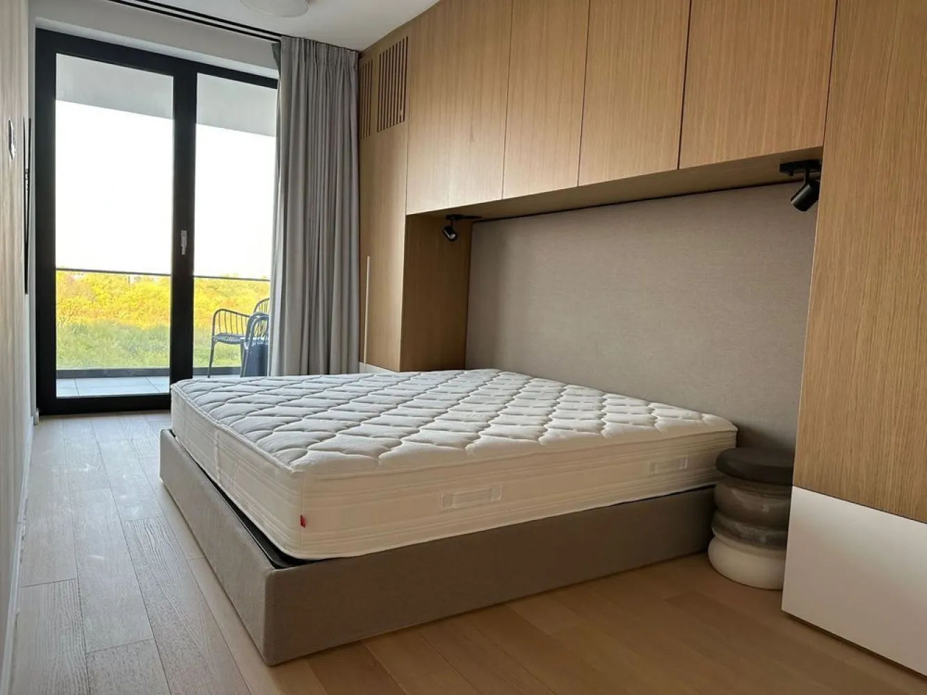 Apartament superb langa padure - Proprietar va ofera spre vanzare un apartament cu 3 camere situat in zona Baneasa, Jandarmeriei, in proiectul rezidential The Ivy. Apartamentul cu 3 camere din proiectul rezidențial The Ivy, situat în zona Băneasa, Jandarmeriei, pare a fi o oportunitate excelentă pentru cei care caută un spațiu confortabil și modern. Având o suprafață utilă de 100 mp, acesta este complet mobilat și amenajat în stil modern, cu foarte multe spații de depozitare, ceea ce îi conferă un aspect elegant și funcțional. Vederea din apartament este către zone pline de verdeață. Localizarea sa în apropierea Stejarii Country Club, cu acces facil la spații verzi și locuri de joacă pentru copii, îl face ideal pentru familii. De asemenea, proximitatea față de Mall Băneasa adaugă un plus de comoditate în ceea ce privește shoppingul și divertismentul. Dotările premium, cum ar fi centrala termică și încălzirea prin pardoseală controlată digital, contribuie la confortul locuinței, iar utilizarea materialelor de înaltă calitate și mobilierul realizat pe comandă subliniază atenția la detalii. In pretul afisat este inclus si 1 loc de parcare in subteran. Dacă sunteti interesati de detalii suplimentare sau dorești să programezi o vizionare, nu ezita să ne anuntati.