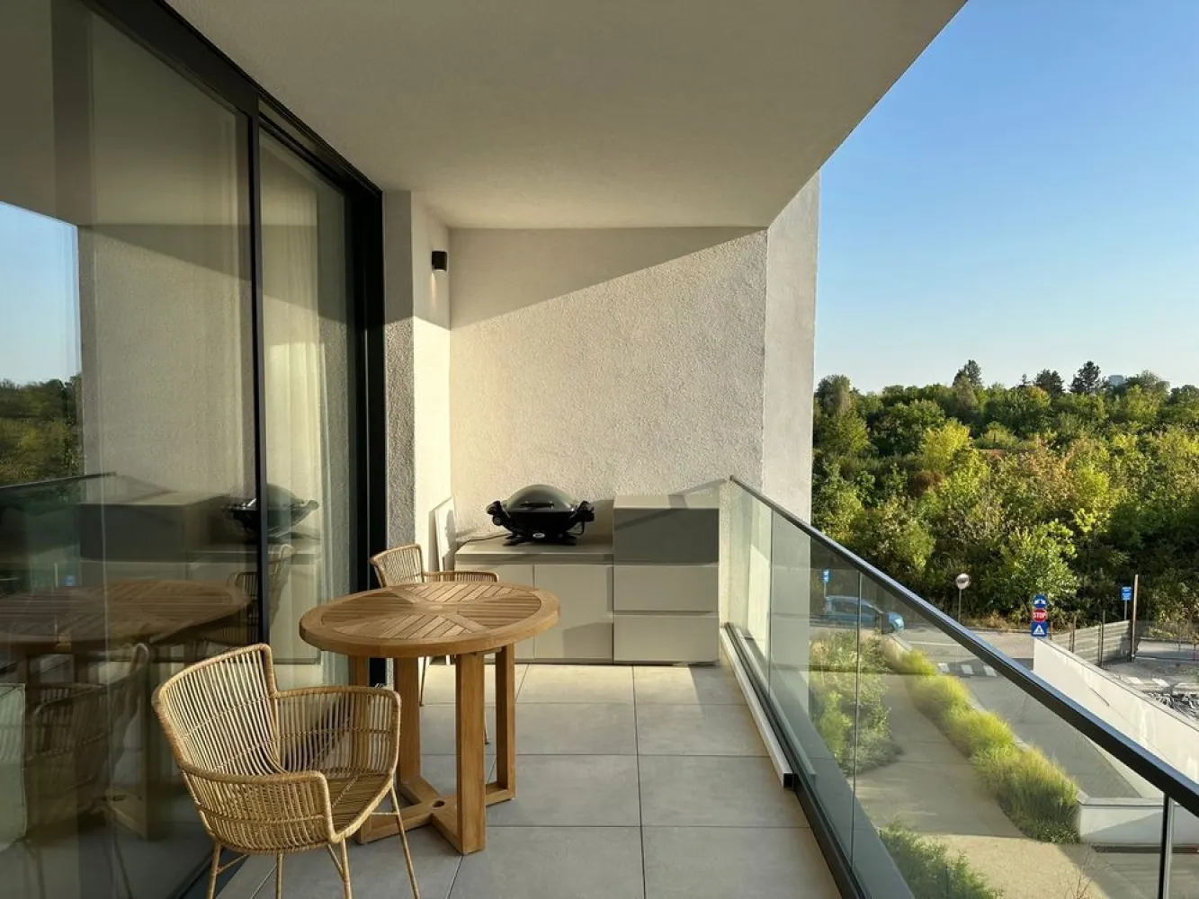 Apartament superb langa padure - Proprietar va ofera spre vanzare un apartament cu 3 camere situat in zona Baneasa, Jandarmeriei, in proiectul rezidential The Ivy. Apartamentul cu 3 camere din proiectul rezidențial The Ivy, situat în zona Băneasa, Jandarmeriei, pare a fi o oportunitate excelentă pentru cei care caută un spațiu confortabil și modern. Având o suprafață utilă de 100 mp, acesta este complet mobilat și amenajat în stil modern, cu foarte multe spații de depozitare, ceea ce îi conferă un aspect elegant și funcțional. Vederea din apartament este către zone pline de verdeață. Localizarea sa în apropierea Stejarii Country Club, cu acces facil la spații verzi și locuri de joacă pentru copii, îl face ideal pentru familii. De asemenea, proximitatea față de Mall Băneasa adaugă un plus de comoditate în ceea ce privește shoppingul și divertismentul. Dotările premium, cum ar fi centrala termică și încălzirea prin pardoseală controlată digital, contribuie la confortul locuinței, iar utilizarea materialelor de înaltă calitate și mobilierul realizat pe comandă subliniază atenția la detalii. In pretul afisat este inclus si 1 loc de parcare in subteran. Dacă sunteti interesati de detalii suplimentare sau dorești să programezi o vizionare, nu ezita să ne anuntati.