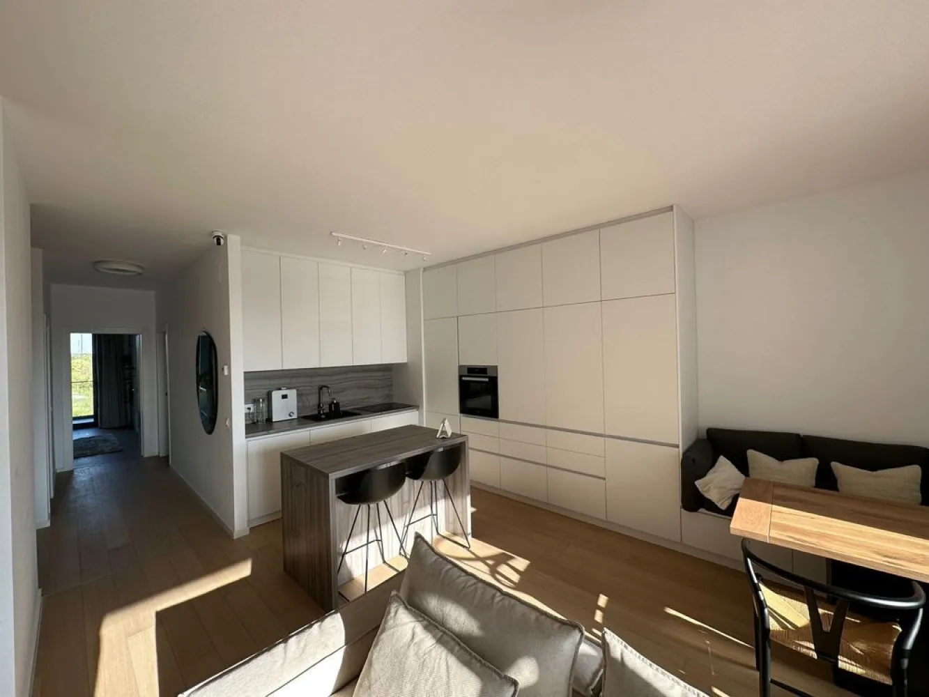 Apartament superb langa padure - Proprietar va ofera spre vanzare un apartament cu 3 camere situat in zona Baneasa, Jandarmeriei, in proiectul rezidential The Ivy. Apartamentul cu 3 camere din proiectul rezidențial The Ivy, situat în zona Băneasa, Jandarmeriei, pare a fi o oportunitate excelentă pentru cei care caută un spațiu confortabil și modern. Având o suprafață utilă de 100 mp, acesta este complet mobilat și amenajat în stil modern, cu foarte multe spații de depozitare, ceea ce îi conferă un aspect elegant și funcțional. Vederea din apartament este către zone pline de verdeață. Localizarea sa în apropierea Stejarii Country Club, cu acces facil la spații verzi și locuri de joacă pentru copii, îl face ideal pentru familii. De asemenea, proximitatea față de Mall Băneasa adaugă un plus de comoditate în ceea ce privește shoppingul și divertismentul. Dotările premium, cum ar fi centrala termică și încălzirea prin pardoseală controlată digital, contribuie la confortul locuinței, iar utilizarea materialelor de înaltă calitate și mobilierul realizat pe comandă subliniază atenția la detalii. In pretul afisat este inclus si 1 loc de parcare in subteran. Dacă sunteti interesati de detalii suplimentare sau dorești să programezi o vizionare, nu ezita să ne anuntati.