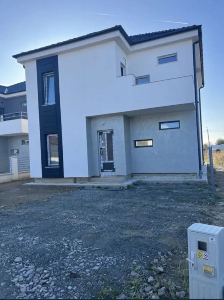 Casa finisata de vanzare, 114,900€, Martinesti - Casa finisata de vânzare - 114.900€, Mărtinești - cartierul Grigorescu, Jud. Satu Mare Locuință cu regim de înălțime P+E, cu suprafață de aproximativ 180mp, și teren de 450 mp situată în complexul rezidential din ,,cartierul Nicolae Grigorescu”. Complexul este situat la ieșirea din Oraș înspre Odoreu, intr-o zona cu multa liniste si aer curat. Acesta este format din mai multe locuințe moderne, cu toate utilitățile necesare disponibile. Locuința prezentată este compusă din: - 3 dormitoare - Dressing - Un open-space compus din Living si bucatarie - Debara - 2 bai - Terasa de 40 mp. - Teren de 450 mp. Stadiul la care se predă este descris mai jos: - Izolatie exterior cu polistiren 15 cm din polistiren grafitat EPS 80 si tencuiala decorativa, tencuială decorativă texturată la intrare; - Tamplarie PVC în culoarea gri antracit cu 3 sticle, 7 camere marca Rehau Synego 80 - Termoizolația planșeului peste etaj realizată cu spumă poliuretanică de 15 cm grosime, - Sistem de încălzire prin pardosea și centrală pe gaz în condensare inclusă(poate fi acționată remote pentru confortul dvs.) - Pereți și tavane finisate cu glet, - Pardoseli realizate cu șapă mecanizata - Sistemul de colectare al apei de ploaie pentru suprastructură(jgheaburi și burlane) respectiv pentru infrastructura(apa de ploaie canalizată) incluse. - Trotuare de protectie turnate în jurul casei - Glafuri din granit incluse(pervaze exterioare), - Împrejmuire perimetrală inclusă - Branșament de energie electrică realizat pe parcelă, până inclusiv în interiorul locuinței; - Branșament de apă curentă realizat pe parcelă, până inclusiv în interiorul locuinței; - Branșament de canalizare, până inclusiv în interiorul locuinței; - Branșament de gaze naturale, până inclusiv în interiorul locuinței; - Rețeaua RCS-RDS, până inclusiv în interiorul locuinței; - Instalație electrică interioară, inclusiv consumatorii cu mențiunea ca prizele și întrerupătoarele sunt din sticlă cu ecran tactil. - Instalație sanitară interioară; - Instalație de încălzire în pardosea; Prețul de vânzare este de 114.900€ cu TVA inclus. Pentru informații, vă rugăm sa ne contactați la numărul de telefon din anunț sau prin mesaje pe platformele sociale cunoscute, ne gasiti dupa numarul de telefon.