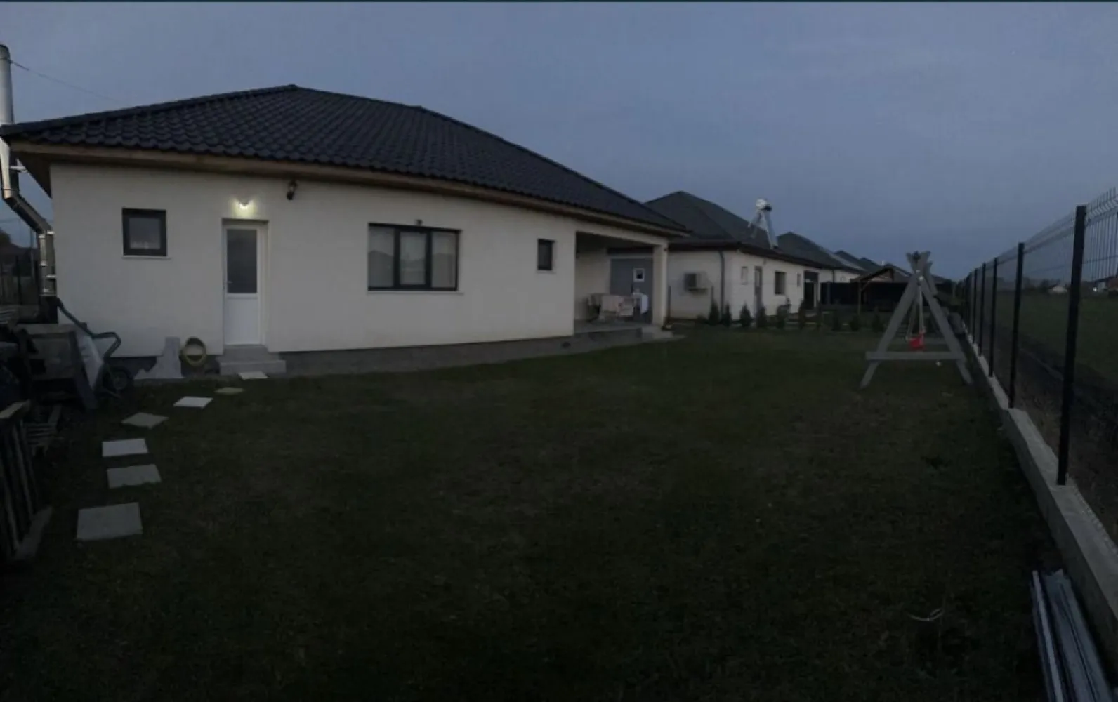 Casa Lazuri-Satu Mare Cartier nou 2020 - Casa Lazuri -Satu mare 2 km de oras Construcție 2020 Toate utilitățile Strada închisă Zona privată Exterior finisat cu polistiren 10 cm Posibilitate de mansardare 60-70 mp Suprafața utila 135 mp Teren 470 mp Împrejmuită Persoana fizica Toate actele in regula 2 dormitoare 2 bai 1 cămara 1 dressing 1 camera thecnica 1 Bucătărie + salon OPEN 1 terasa 1 garaj deschis Detalii la numărul din anunț
