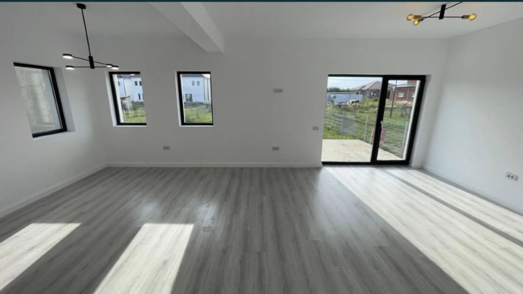 Casa finisata de vanzare-129000-Martinesti-Cartierul Grigorescu - Casa finisata de vânzare - 129.000€, Mărtinești - cartierul Grigorescu, Jud. Satu Mare Locuință cu regim de înălțime P+E, cu suprafață de aproximativ 180mp, și teren de 450 mp situată în complexul rezidential din ,,cartierul Nicolae Grigorescu”. Complexul este situat la ieșirea din Oraș înspre Odoreu, intr-o zona cu multa liniste si aer curat. Acesta este format din mai multe locuințe moderne, cu toate utilitățile necesare disponibile. Locuința prezentată este compusă din: - 3 dormitoare - Dressing - Un open-space compus din Living si bucatarie - Debara - 2 bai - Terasa de 40 mp. - Teren de 450 mp. Stadiul la care se predă este descris mai jos: - Izolatie exterior cu polistiren 15 cm din polistiren grafitat EPS 80 Austrotherm(sau echivalent) si tencuiala decorativa cu adaos de silicon si fibra de sticla, tencuială decorativă texturată la intrare; - Tamplarie PVC în culoarea gri antracit cu 3 sticle, 7 camere marca Rehau Synego 80 - Termoizolația planșeului peste parter realizată cu spumă poliuretanică de 15 cm grosime, - Sistem de încălzire prin pardosea și centrală pe gaz în condensare inclusă(poate fi acționată remote pentru confortul dvs.) ~Casa este foarte eficientă energetic datorită izolatiei cu spumă poliuretanică și cu polistiren grafitat de 15 cm, a tâmplăriei de calitate cu 3 sticle, respectiv a încălzirii în pardosea. - Pereți și tavane finisate cu glet și zugrăvite, respectiv tencuialaă decorativă de interior parțial - Pardoseli placate cu gresie și/sau parchet - Băile se predau finisate cu gresie, faianță și obiecte sanitare - Sistemul de colectare al apei de ploaie pentru suprastructură(jgheaburi și burlane) respectiv pentru infrastructura(apa de ploaie canalizată) incluse. - Trotuare de protectie turnate în jurul casei - Glafuri din granit incluse(pervaze exterioare), - Uși de interior - Împrejmuire perimetrală inclusă - Curtea din fața casei pavată - Branșament de energie electrică trifazic realizat pe parcelă, până inclusiv în interiorul locuinței; - Branșament de apă curentă realizat pe parcelă, până inclusiv în interiorul locuinței; - Branșament de canalizare, până inclusiv în interiorul locuinței; - Branșament de gaze naturale, până inclusiv în interiorul locuinței; - Rețeaua RCS-RDS, până inclusiv în interiorul locuinței; - Instalație electrică interioară, inclusiv consumatorii cu mențiunea ca prizele și întrerupătoarele sunt din sticlă cu ecran tactil. - Instalație sanitară interioară; - Instalație de încălzire în pardosea; Prețul de vânzare este de 129.000€ cu TVA inclus. Pentru informații, vă rugăm sa ne contactați la numărul de telefon din anunț sau prin mesaje pe platformele sociale cunoscute, ne gasiti dupa numarul de telefon.