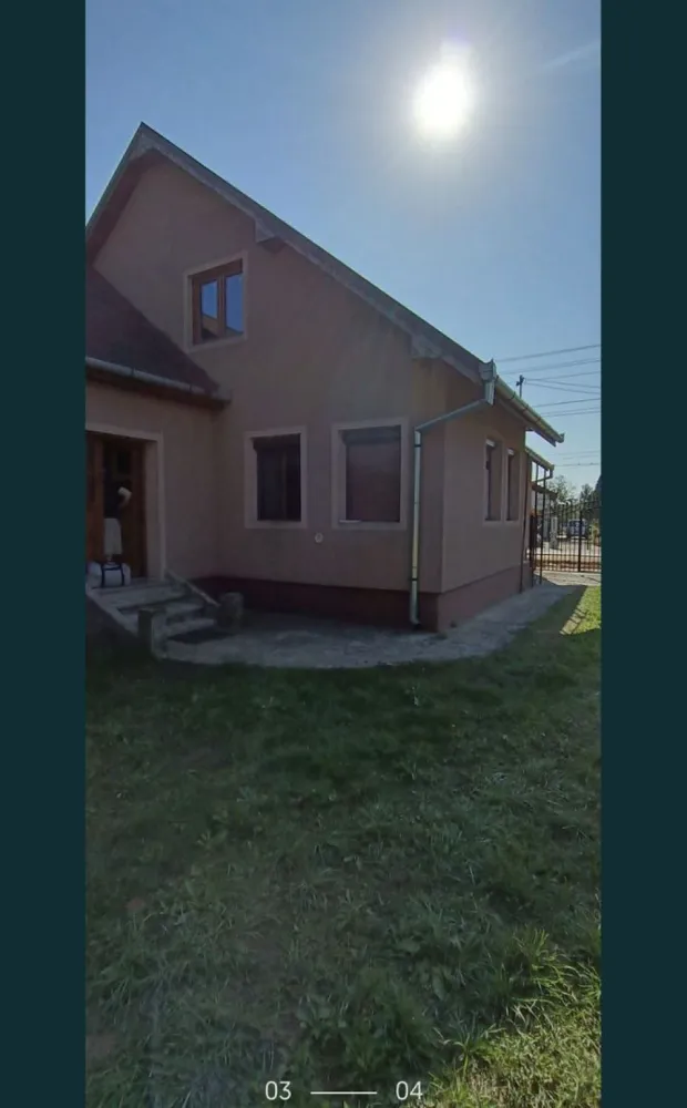 Casa de vanzare cu teren generos - Casa de vânzare cu camere mari hall mare, bucătărie mare baie generoasa toată mobilata cu mobila de lemn masiv. Plus mansarda de circa 120 mp. apa fosa septică termopane noi , izolata , porti automatizate teren generos de 4200 mp ( 42 de arii ) acte in regula CF la zi. Preț euro 130000 pt contacte sunați la 0039/3289717811 Vasile