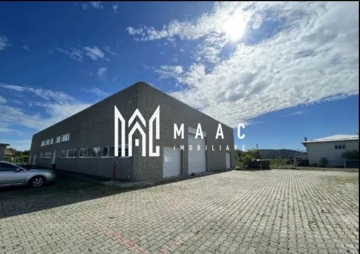Spațiu industrial 1000mp | Acces tir | Teren 2500mp | Selimbar - MAAC Imobiliare vă propune spre închiriere o hală industrială situată în Șelimbăr – Sibiu, cu suprafață generoasă și infrastructură adaptată activităților de producție, depozitare sau distribuție.

Proprietatea dispune de 1.000 mp utili pentru activitate industrială și un teren total de 2.500 mp, oferind spațiu suficient pentru manevră, parcare și organizare logistică eficientă. Construcția este realizată în anul 2008 și beneficiază de o înălțime interioară de 6 m, potrivită pentru depozitare pe verticală sau echipamente industriale.

Detalii proprietate:
-suprafață utilă hală: 1.000 mp
-suprafață teren total: 2.500 mp
-zonă administrativă de 110 mp (birouri, vestiare, grupuri sanitare)
-înălțime interioară: 6 m
-an construcție: 2008

Infrastructură și facilități:
-acces pentru vehicule grele (TIR / camioane)
-gaze naturale
-canalizare și apă curentă
-curte generoasă pentru manevră și parcare

Hala industrială din Șelimbăr este potrivită pentru:
-spațiu de producție industrială
-centru logistic / distribuție
-depozit marfă
-ateliere sau unități de procesare

Poziționarea în Șelimbăr – Sibiu oferă acces facil către principalele artere rutiere și zone industriale, fiind o alegere potrivită pentru companii care caută un spațiu industrial bine conectat.

Pentru detalii suplimentare, planuri sau programarea unei vizionări, vă rugăm să menționați numărul CP2742697 la telefon.
