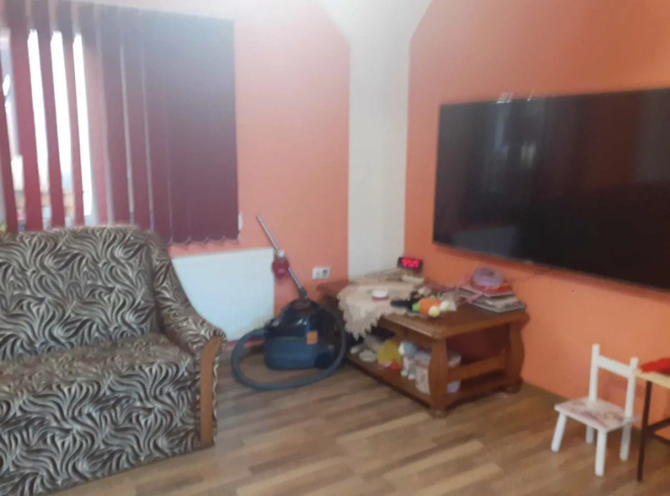 Casa familiala cu etaj - Se ofera spre vanzare, casa familiala, cu etaj, situata in zona de agrement a orasului, cu aproximativ 10ari teren aferent. Casa a fost construita intre anii 2009-2010, cu fundatie din beton armat, peretii din caramida de Zalau, iar acoperisul din tigla Tondach, si este izolata cu polistiren de 10cm. La parter: baie de serviciu, living cu spatiu pentru servit masa, bucatarie cu iesire pe terasa din spatele casei, sub care se afla pivnita, respectiv casa scarii. La etaj: doua dormitoare, un dresing spatios, care poate fi folosit si ca o camera pentru copii, baia matrimoniala, cu cabina de dus. In curte este amenajat un barbeque care poate fi folosit ca si bucatarie de vara. In spatele casei, se afla anexele gospodaresti, depozitul de lemne, camara de scule, respectiv un solar. Casa dispune de urmatoarele utilitati: apa si canalizarea de la reteaua orasului, curent, acces internet, incalzire centrala pe combustibil solid, usi si geamuri termopane, inclusiv cele interioare, instalatia electrica din fire de cupru. Podul este turnat cu sapa din beton si este izolat cu polistiren. In camere se gaseste parchet laminat, in bai, hol si casa scarii respectiv bucatarie, este gresie si faianta, peretii in lavabil.