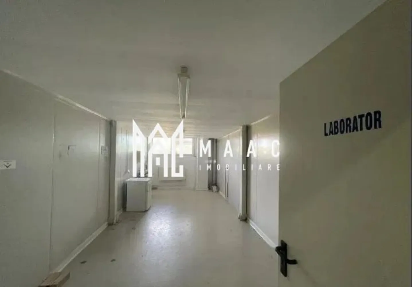 Spațiu industrial 1000mp | Acces tir | Teren 2500mp | Selimbar - MAAC Imobiliare vă propune spre închiriere o hală industrială situată în Șelimbăr – Sibiu, cu suprafață generoasă și infrastructură adaptată activităților de producție, depozitare sau distribuție.

Proprietatea dispune de 1.000 mp utili pentru activitate industrială și un teren total de 2.500 mp, oferind spațiu suficient pentru manevră, parcare și organizare logistică eficientă. Construcția este realizată în anul 2008 și beneficiază de o înălțime interioară de 6 m, potrivită pentru depozitare pe verticală sau echipamente industriale.

Detalii proprietate:
-suprafață utilă hală: 1.000 mp
-suprafață teren total: 2.500 mp
-zonă administrativă de 110 mp (birouri, vestiare, grupuri sanitare)
-înălțime interioară: 6 m
-an construcție: 2008

Infrastructură și facilități:
-acces pentru vehicule grele (TIR / camioane)
-gaze naturale
-canalizare și apă curentă
-curte generoasă pentru manevră și parcare

Hala industrială din Șelimbăr este potrivită pentru:
-spațiu de producție industrială
-centru logistic / distribuție
-depozit marfă
-ateliere sau unități de procesare

Poziționarea în Șelimbăr – Sibiu oferă acces facil către principalele artere rutiere și zone industriale, fiind o alegere potrivită pentru companii care caută un spațiu industrial bine conectat.

Pentru detalii suplimentare, planuri sau programarea unei vizionări, vă rugăm să menționați numărul CP2742697 la telefon.