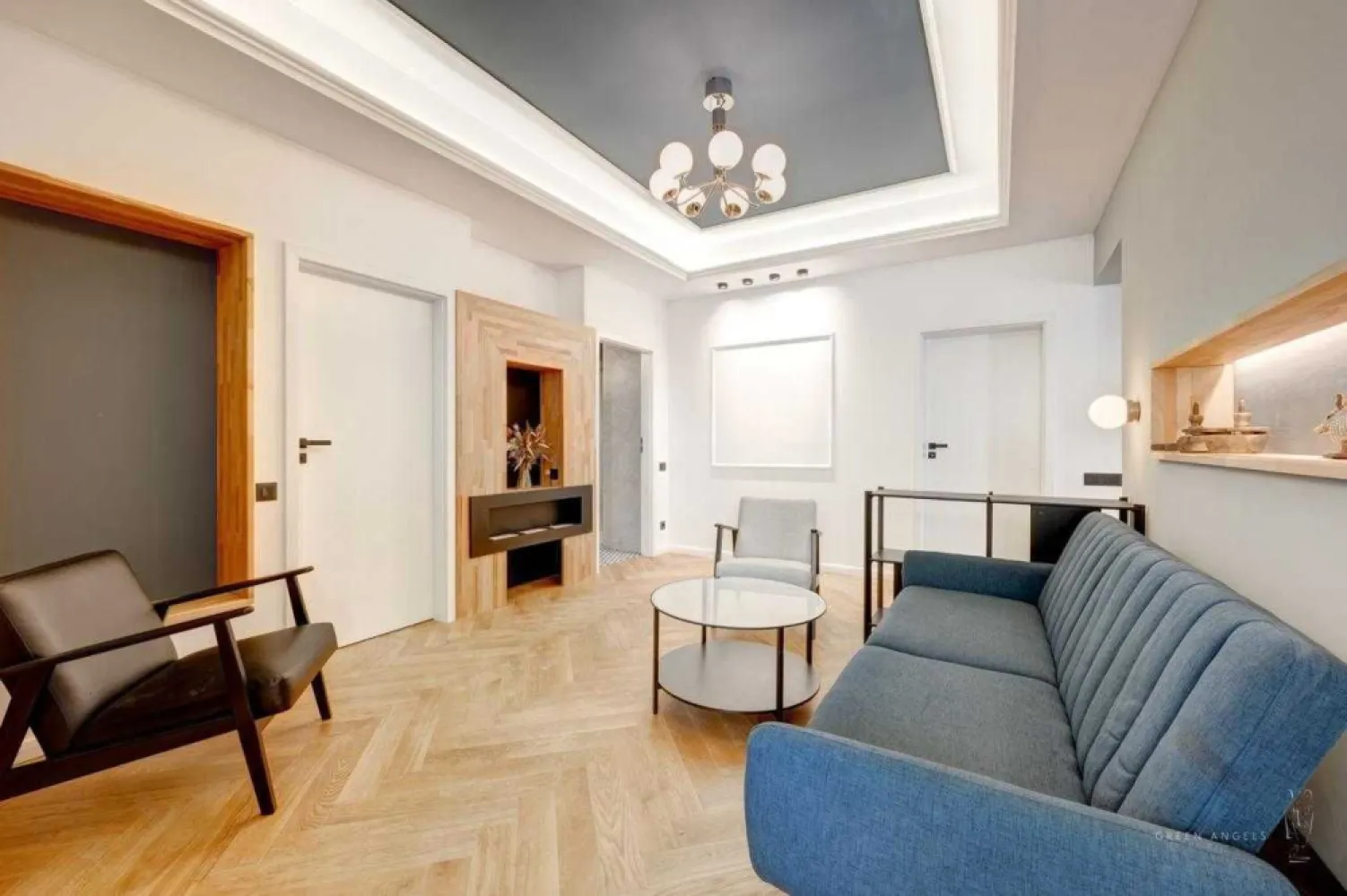 Vand APARTAMENT 3 CAMERE in FLOREASCA (direct proprietar) - Vand APARTAMENT 3 CAMERE in FLOREASCA (direct proprietar)

Locație: Strada Soldat Neagu Florea, București
Preț: 300.000 Euro
Suprafata construita apartament: 104.00 mp
Suprafata utila apartament: 81.28 mp

Descoperiți rafinamentul unui apartament unic situat într-o vilă istorică din anii ‘40, recent consolidat, restaurat și reconfigurat pentru a combina eleganța perioadei interbelice cu confortul modern. Amplasat la parterul înalt (Hochparter) al unui imobil cu regimul de înălțime D+P+1+M, acest apartament oferă o oportunitate rară de a trăi într-o locație deosebită, pe strada Soldat Neagu Florea, adiacentă străzii Calea Floreasca.

Caracteristici principale:

Locație Premium: Situat într-o zonă deosebită, între Agora Floreasca și Dezvoltarea One Eliade, este la doar câțiva pași de patru parcuri (Parcul Cinematograf Floreasca, Parcul Floreasca, Parcul Automatica și Parcul Ponton Floresca) și în apropiere de cele mai populare baruri, cafenele și restaurante. Totodata, in apropiere se regasesc scoli și grădinițe si zona beneficiaza de acces rapid la transportul public: stația de autobuz George Călinescu la 1 minut și stația de metrou Ștefan cel Mare la 10 minute de mers pe jos.

Design și Renovare: Apartamentul a fost complet consolidat, restaurat și reconfigurat, păstrând izul și eleganța vremurilor interbelice. Consolidarea apartamentului s-a relizat conform unei expertize tehnice realizata de catre un inginer structurist. Restaurarea a inclus înlocuirea instalațiilor electrice, sanitare și termice, precum și recondiționarea tâmplăriei și actualizarea finisajelor. Finisajele includ parchet tip herringbone compatibil cu încălzirea în pardoseală și plăci ceramice în băi și bucătărie.

Compartimentare Funcțională:

Zona de Living: Spațioasă și luminoasă este conectată direct cu zona de dining, dispusă într-un spațiu de tip seră, iar bucătăria generoasă, este complet separata si dotată cu camară. Adiacent se afla baia principala.
Zona Matrimonială: Include un dormitor elegant, baie matrimonială și un spațiu tampon flexibil, ideal pentru dressing, make-up room sau birou.
Camera Suplimentară: Potrivită ca dormitor pentru copii, cameră de oaspeți sau birou.

Apartamentul beneficiază de încălzire prin centrala proprie, sistem de încălzire în pardoseală și radiatoare. Racirea este asigurată de 3 aparate de aer condiționat, ce deservesc livingul, dormitorul matrimonial și respectiv dormitorul copilului/biroul.

Pentru mai multe informații sau pentru a programa o vizionare, vă rugăm să ne contactați la 07******04 (Iulia Popescu).