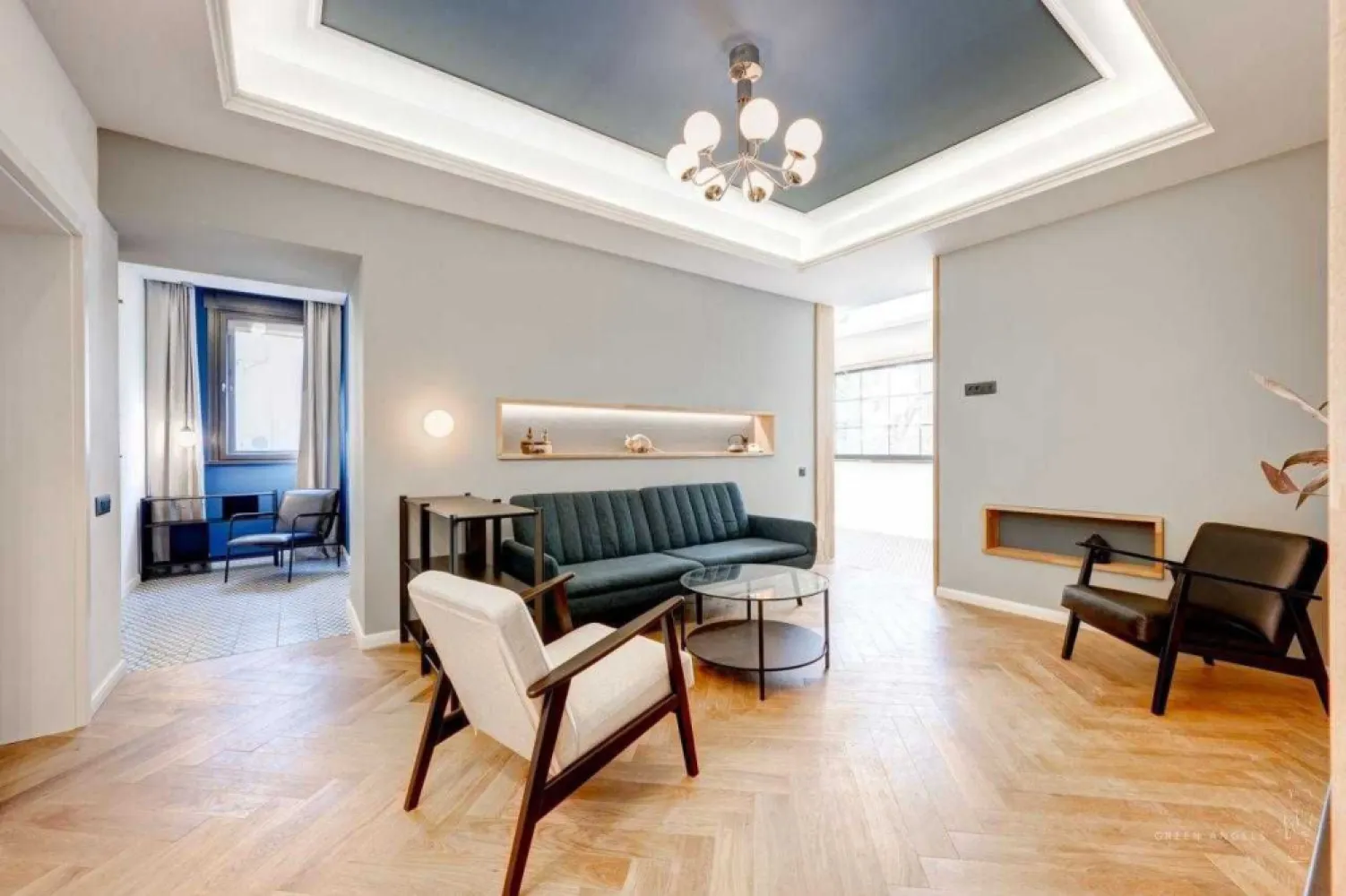 Vand APARTAMENT 3 CAMERE in FLOREASCA (direct proprietar) - Vand APARTAMENT 3 CAMERE in FLOREASCA (direct proprietar)

Locație: Strada Soldat Neagu Florea, București
Preț: 300.000 Euro
Suprafata construita apartament: 104.00 mp
Suprafata utila apartament: 81.28 mp

Descoperiți rafinamentul unui apartament unic situat într-o vilă istorică din anii ‘40, recent consolidat, restaurat și reconfigurat pentru a combina eleganța perioadei interbelice cu confortul modern. Amplasat la parterul înalt (Hochparter) al unui imobil cu regimul de înălțime D+P+1+M, acest apartament oferă o oportunitate rară de a trăi într-o locație deosebită, pe strada Soldat Neagu Florea, adiacentă străzii Calea Floreasca.

Caracteristici principale:

Locație Premium: Situat într-o zonă deosebită, între Agora Floreasca și Dezvoltarea One Eliade, este la doar câțiva pași de patru parcuri (Parcul Cinematograf Floreasca, Parcul Floreasca, Parcul Automatica și Parcul Ponton Floresca) și în apropiere de cele mai populare baruri, cafenele și restaurante. Totodata, in apropiere se regasesc scoli și grădinițe si zona beneficiaza de acces rapid la transportul public: stația de autobuz George Călinescu la 1 minut și stația de metrou Ștefan cel Mare la 10 minute de mers pe jos.

Design și Renovare: Apartamentul a fost complet consolidat, restaurat și reconfigurat, păstrând izul și eleganța vremurilor interbelice. Consolidarea apartamentului s-a relizat conform unei expertize tehnice realizata de catre un inginer structurist. Restaurarea a inclus înlocuirea instalațiilor electrice, sanitare și termice, precum și recondiționarea tâmplăriei și actualizarea finisajelor. Finisajele includ parchet tip herringbone compatibil cu încălzirea în pardoseală și plăci ceramice în băi și bucătărie.

Compartimentare Funcțională:

Zona de Living: Spațioasă și luminoasă este conectată direct cu zona de dining, dispusă într-un spațiu de tip seră, iar bucătăria generoasă, este complet separata si dotată cu camară. Adiacent se afla baia principala.
Zona Matrimonială: Include un dormitor elegant, baie matrimonială și un spațiu tampon flexibil, ideal pentru dressing, make-up room sau birou.
Camera Suplimentară: Potrivită ca dormitor pentru copii, cameră de oaspeți sau birou.

Apartamentul beneficiază de încălzire prin centrala proprie, sistem de încălzire în pardoseală și radiatoare. Racirea este asigurată de 3 aparate de aer condiționat, ce deservesc livingul, dormitorul matrimonial și respectiv dormitorul copilului/biroul.

Pentru mai multe informații sau pentru a programa o vizionare, vă rugăm să ne contactați la 07******04 (Iulia Popescu).