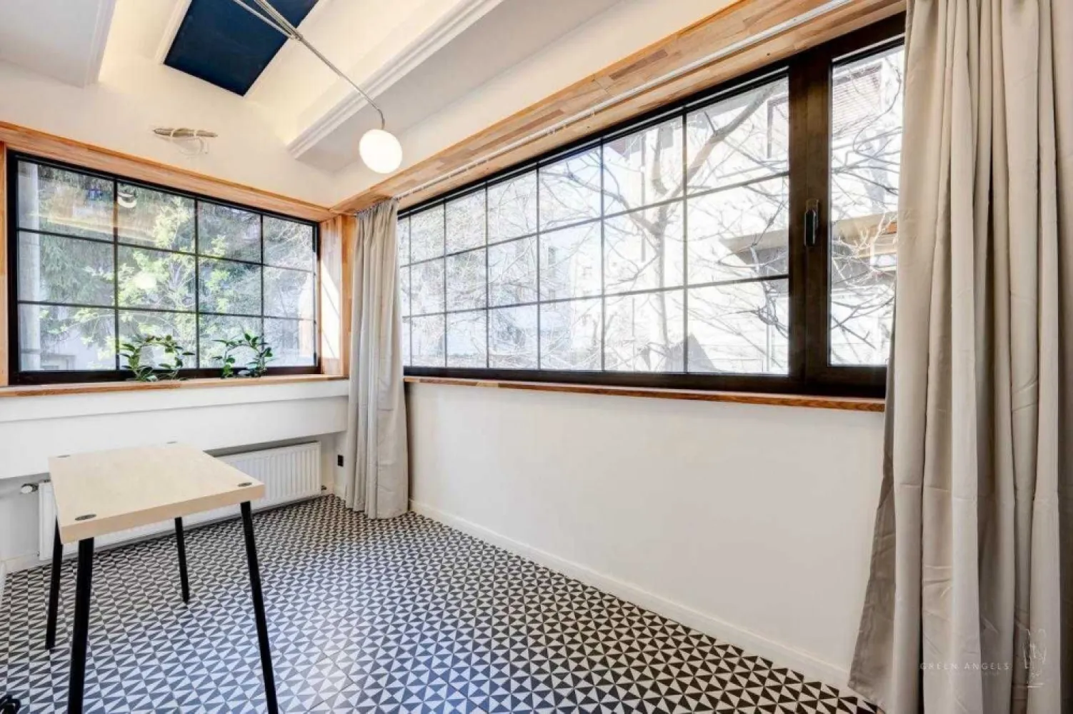 Vand APARTAMENT 3 CAMERE in FLOREASCA (direct proprietar) - Vand APARTAMENT 3 CAMERE in FLOREASCA (direct proprietar)

Locație: Strada Soldat Neagu Florea, București
Preț: 300.000 Euro
Suprafata construita apartament: 104.00 mp
Suprafata utila apartament: 81.28 mp

Descoperiți rafinamentul unui apartament unic situat într-o vilă istorică din anii ‘40, recent consolidat, restaurat și reconfigurat pentru a combina eleganța perioadei interbelice cu confortul modern. Amplasat la parterul înalt (Hochparter) al unui imobil cu regimul de înălțime D+P+1+M, acest apartament oferă o oportunitate rară de a trăi într-o locație deosebită, pe strada Soldat Neagu Florea, adiacentă străzii Calea Floreasca.

Caracteristici principale:

Locație Premium: Situat într-o zonă deosebită, între Agora Floreasca și Dezvoltarea One Eliade, este la doar câțiva pași de patru parcuri (Parcul Cinematograf Floreasca, Parcul Floreasca, Parcul Automatica și Parcul Ponton Floresca) și în apropiere de cele mai populare baruri, cafenele și restaurante. Totodata, in apropiere se regasesc scoli și grădinițe si zona beneficiaza de acces rapid la transportul public: stația de autobuz George Călinescu la 1 minut și stația de metrou Ștefan cel Mare la 10 minute de mers pe jos.

Design și Renovare: Apartamentul a fost complet consolidat, restaurat și reconfigurat, păstrând izul și eleganța vremurilor interbelice. Consolidarea apartamentului s-a relizat conform unei expertize tehnice realizata de catre un inginer structurist. Restaurarea a inclus înlocuirea instalațiilor electrice, sanitare și termice, precum și recondiționarea tâmplăriei și actualizarea finisajelor. Finisajele includ parchet tip herringbone compatibil cu încălzirea în pardoseală și plăci ceramice în băi și bucătărie.

Compartimentare Funcțională:

Zona de Living: Spațioasă și luminoasă este conectată direct cu zona de dining, dispusă într-un spațiu de tip seră, iar bucătăria generoasă, este complet separata si dotată cu camară. Adiacent se afla baia principala.
Zona Matrimonială: Include un dormitor elegant, baie matrimonială și un spațiu tampon flexibil, ideal pentru dressing, make-up room sau birou.
Camera Suplimentară: Potrivită ca dormitor pentru copii, cameră de oaspeți sau birou.

Apartamentul beneficiază de încălzire prin centrala proprie, sistem de încălzire în pardoseală și radiatoare. Racirea este asigurată de 3 aparate de aer condiționat, ce deservesc livingul, dormitorul matrimonial și respectiv dormitorul copilului/biroul.

Pentru mai multe informații sau pentru a programa o vizionare, vă rugăm să ne contactați la 07******04 (Iulia Popescu).