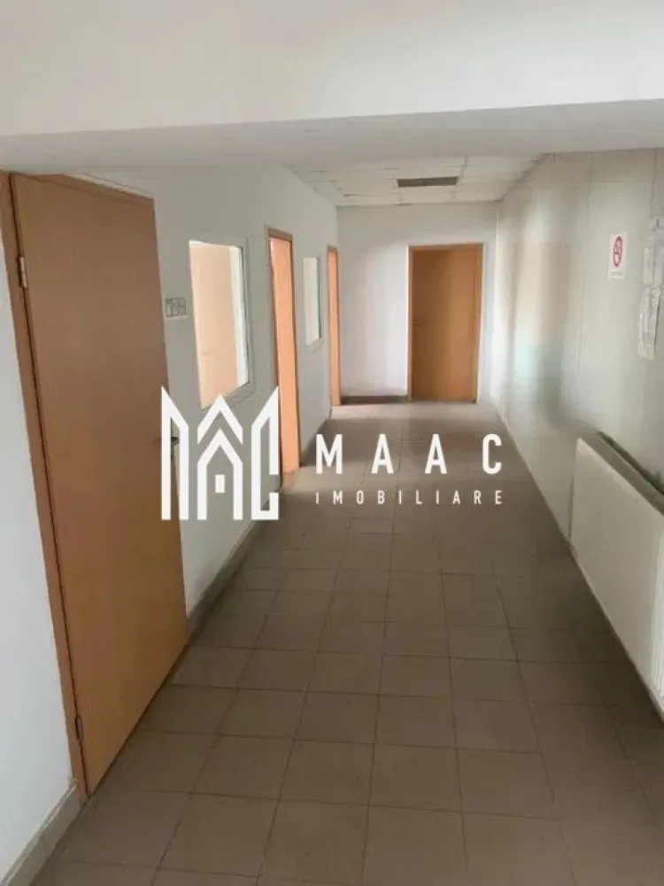 Spațiu industrial 1000mp | Acces tir | Teren 2500mp | Selimbar - MAAC Imobiliare vă propune spre închiriere o hală industrială situată în Șelimbăr – Sibiu, cu suprafață generoasă și infrastructură adaptată activităților de producție, depozitare sau distribuție.

Proprietatea dispune de 1.000 mp utili pentru activitate industrială și un teren total de 2.500 mp, oferind spațiu suficient pentru manevră, parcare și organizare logistică eficientă. Construcția este realizată în anul 2008 și beneficiază de o înălțime interioară de 6 m, potrivită pentru depozitare pe verticală sau echipamente industriale.

Detalii proprietate:
-suprafață utilă hală: 1.000 mp
-suprafață teren total: 2.500 mp
-zonă administrativă de 110 mp (birouri, vestiare, grupuri sanitare)
-înălțime interioară: 6 m
-an construcție: 2008

Infrastructură și facilități:
-acces pentru vehicule grele (TIR / camioane)
-gaze naturale
-canalizare și apă curentă
-curte generoasă pentru manevră și parcare

Hala industrială din Șelimbăr este potrivită pentru:
-spațiu de producție industrială
-centru logistic / distribuție
-depozit marfă
-ateliere sau unități de procesare

Poziționarea în Șelimbăr – Sibiu oferă acces facil către principalele artere rutiere și zone industriale, fiind o alegere potrivită pentru companii care caută un spațiu industrial bine conectat.

Pentru detalii suplimentare, planuri sau programarea unei vizionări, vă rugăm să menționați numărul CP2742697 la telefon.