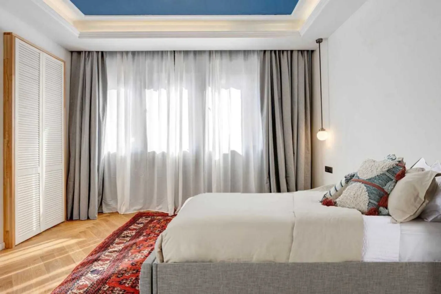 Vand APARTAMENT 3 CAMERE in FLOREASCA (direct proprietar) - Vand APARTAMENT 3 CAMERE in FLOREASCA (direct proprietar)

Locație: Strada Soldat Neagu Florea, București
Preț: 300.000 Euro
Suprafata construita apartament: 104.00 mp
Suprafata utila apartament: 81.28 mp

Descoperiți rafinamentul unui apartament unic situat într-o vilă istorică din anii ‘40, recent consolidat, restaurat și reconfigurat pentru a combina eleganța perioadei interbelice cu confortul modern. Amplasat la parterul înalt (Hochparter) al unui imobil cu regimul de înălțime D+P+1+M, acest apartament oferă o oportunitate rară de a trăi într-o locație deosebită, pe strada Soldat Neagu Florea, adiacentă străzii Calea Floreasca.

Caracteristici principale:

Locație Premium: Situat într-o zonă deosebită, între Agora Floreasca și Dezvoltarea One Eliade, este la doar câțiva pași de patru parcuri (Parcul Cinematograf Floreasca, Parcul Floreasca, Parcul Automatica și Parcul Ponton Floresca) și în apropiere de cele mai populare baruri, cafenele și restaurante. Totodata, in apropiere se regasesc scoli și grădinițe si zona beneficiaza de acces rapid la transportul public: stația de autobuz George Călinescu la 1 minut și stația de metrou Ștefan cel Mare la 10 minute de mers pe jos.

Design și Renovare: Apartamentul a fost complet consolidat, restaurat și reconfigurat, păstrând izul și eleganța vremurilor interbelice. Consolidarea apartamentului s-a relizat conform unei expertize tehnice realizata de catre un inginer structurist. Restaurarea a inclus înlocuirea instalațiilor electrice, sanitare și termice, precum și recondiționarea tâmplăriei și actualizarea finisajelor. Finisajele includ parchet tip herringbone compatibil cu încălzirea în pardoseală și plăci ceramice în băi și bucătărie.

Compartimentare Funcțională:

Zona de Living: Spațioasă și luminoasă este conectată direct cu zona de dining, dispusă într-un spațiu de tip seră, iar bucătăria generoasă, este complet separata si dotată cu camară. Adiacent se afla baia principala.
Zona Matrimonială: Include un dormitor elegant, baie matrimonială și un spațiu tampon flexibil, ideal pentru dressing, make-up room sau birou.
Camera Suplimentară: Potrivită ca dormitor pentru copii, cameră de oaspeți sau birou.

Apartamentul beneficiază de încălzire prin centrala proprie, sistem de încălzire în pardoseală și radiatoare. Racirea este asigurată de 3 aparate de aer condiționat, ce deservesc livingul, dormitorul matrimonial și respectiv dormitorul copilului/biroul.

Pentru mai multe informații sau pentru a programa o vizionare, vă rugăm să ne contactați la 07******04 (Iulia Popescu).