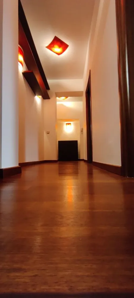 Dorobanți 4 camere - Apartament generos cu trei dormitoare care ofera spatii pentru intreaga familie si se afla intr-o zona cu access facil la scoli, piete, magazine, restaurante/cafenele si mijloace de transport.
Compartimentarea este de tip decomandat, are 97 mp utili si este situat la etajul 4/5 al unui bloc construit in 1993, are vedere mixta, doua balcoane închise, doua bai plus un grup sanitar de serviciu. Incalzirea se face prin
intermediul centralei de bloc.
A fost renovat recent cu materiale si finisaje de cea mai buna calitate si se vinde complet utilat (plita, cuptor, frigider, masina spalat rufe, ACx2) şi câteva obiecte de mobilier.
Pentru mai multe detalii sau pentru a programa o vizionare, te invit sa lasi un
mesaj.
Pret: 349.000 euro