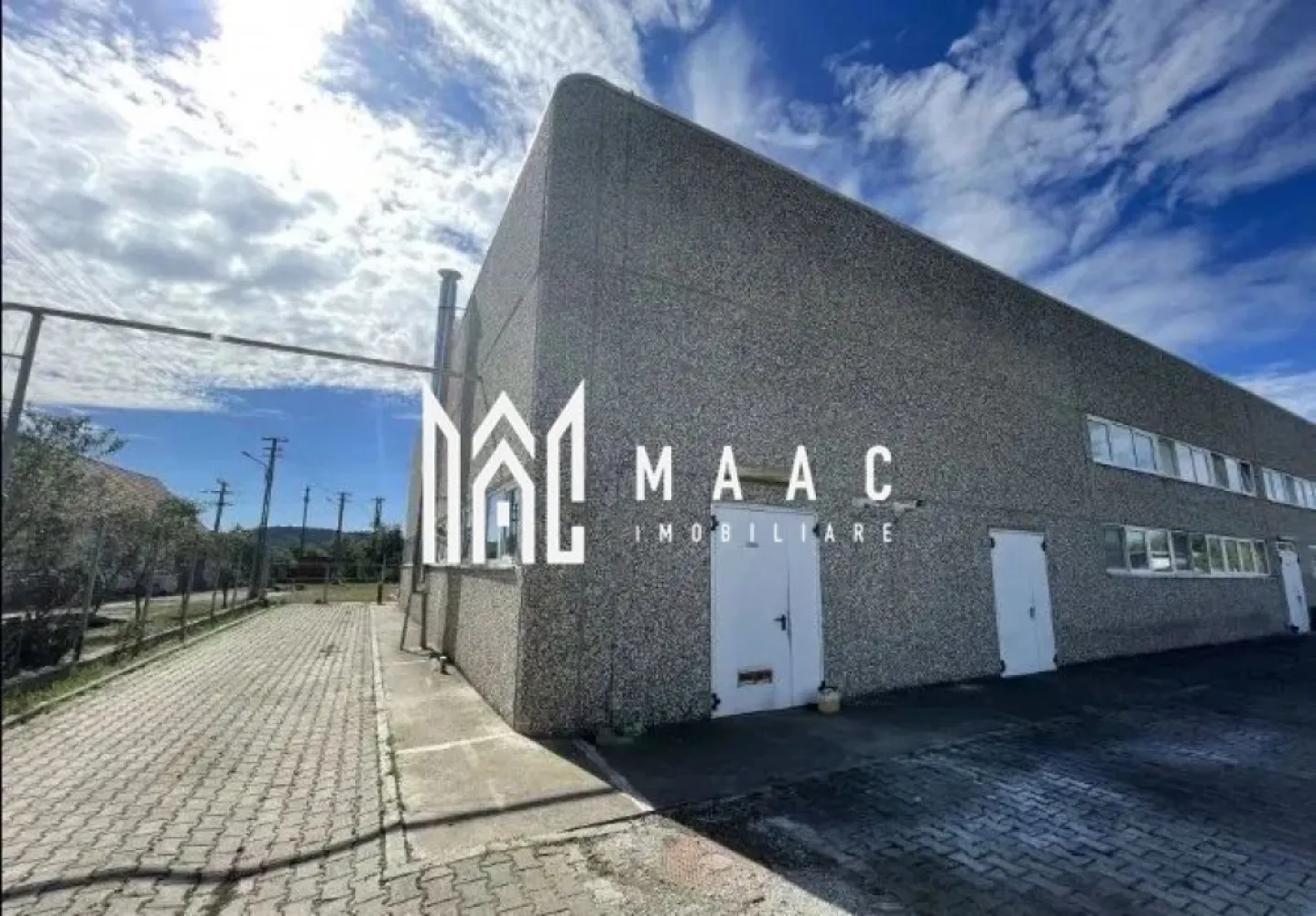 Spațiu industrial 1000mp | Acces tir | Teren 2500mp | Selimbar - MAAC Imobiliare vă propune spre închiriere o hală industrială situată în Șelimbăr – Sibiu, cu suprafață generoasă și infrastructură adaptată activităților de producție, depozitare sau distribuție.

Proprietatea dispune de 1.000 mp utili pentru activitate industrială și un teren total de 2.500 mp, oferind spațiu suficient pentru manevră, parcare și organizare logistică eficientă. Construcția este realizată în anul 2008 și beneficiază de o înălțime interioară de 6 m, potrivită pentru depozitare pe verticală sau echipamente industriale.

Detalii proprietate:
-suprafață utilă hală: 1.000 mp
-suprafață teren total: 2.500 mp
-zonă administrativă de 110 mp (birouri, vestiare, grupuri sanitare)
-înălțime interioară: 6 m
-an construcție: 2008

Infrastructură și facilități:
-acces pentru vehicule grele (TIR / camioane)
-gaze naturale
-canalizare și apă curentă
-curte generoasă pentru manevră și parcare

Hala industrială din Șelimbăr este potrivită pentru:
-spațiu de producție industrială
-centru logistic / distribuție
-depozit marfă
-ateliere sau unități de procesare

Poziționarea în Șelimbăr – Sibiu oferă acces facil către principalele artere rutiere și zone industriale, fiind o alegere potrivită pentru companii care caută un spațiu industrial bine conectat.

Pentru detalii suplimentare, planuri sau programarea unei vizionări, vă rugăm să menționați numărul CP2742697 la telefon.