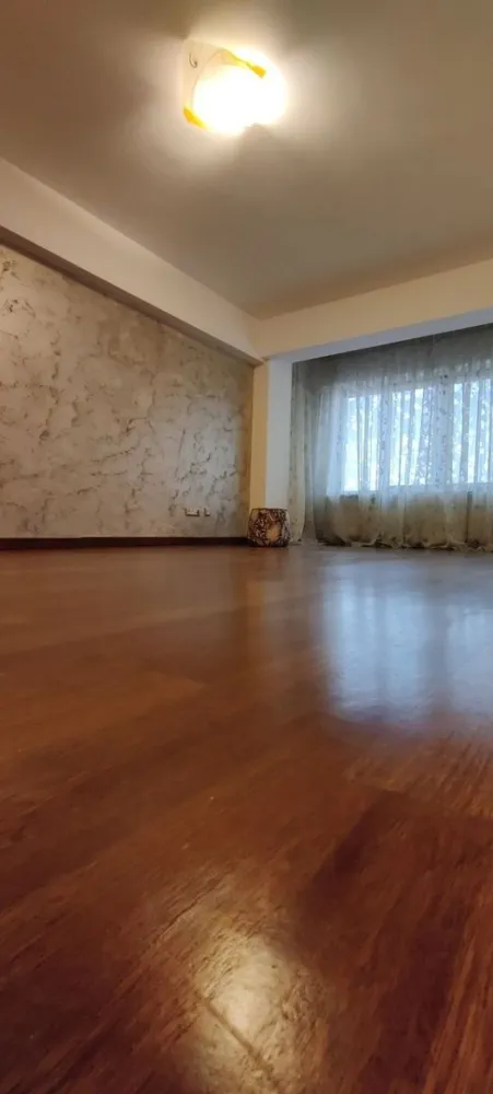 Dorobanți 4 camere - Apartament generos cu trei dormitoare care ofera spatii pentru intreaga familie si se afla intr-o zona cu access facil la scoli, piete, magazine, restaurante/cafenele si mijloace de transport.
Compartimentarea este de tip decomandat, are 97 mp utili si este situat la etajul 4/5 al unui bloc construit in 1993, are vedere mixta, doua balcoane închise, doua bai plus un grup sanitar de serviciu. Incalzirea se face prin
intermediul centralei de bloc.
A fost renovat recent cu materiale si finisaje de cea mai buna calitate si se vinde complet utilat (plita, cuptor, frigider, masina spalat rufe, ACx2) şi câteva obiecte de mobilier.
Pentru mai multe detalii sau pentru a programa o vizionare, te invit sa lasi un
mesaj.
Pret: 349.000 euro