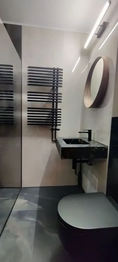 Dorobanți 4 camere - Apartament generos cu trei dormitoare care ofera spatii pentru intreaga familie si se afla intr-o zona cu access facil la scoli, piete, magazine, restaurante/cafenele si mijloace de transport.
Compartimentarea este de tip decomandat, are 97 mp utili si este situat la etajul 4/5 al unui bloc construit in 1993, are vedere mixta, doua balcoane închise, doua bai plus un grup sanitar de serviciu. Incalzirea se face prin
intermediul centralei de bloc.
A fost renovat recent cu materiale si finisaje de cea mai buna calitate si se vinde complet utilat (plita, cuptor, frigider, masina spalat rufe, ACx2) şi câteva obiecte de mobilier.
Pentru mai multe detalii sau pentru a programa o vizionare, te invit sa lasi un
mesaj.
Pret: 349.000 euro