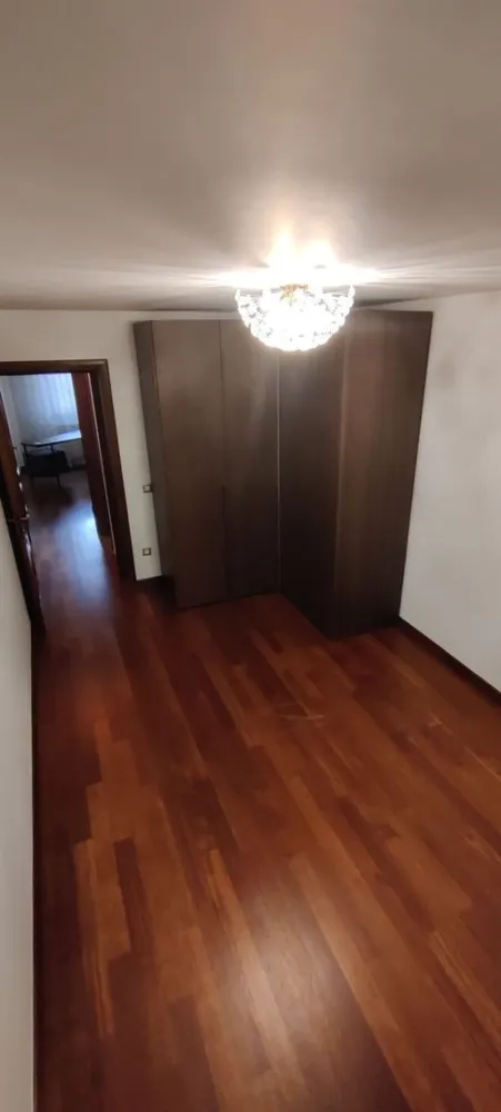 Dorobanți 4 camere - Apartament generos cu trei dormitoare care ofera spatii pentru intreaga familie si se afla intr-o zona cu access facil la scoli, piete, magazine, restaurante/cafenele si mijloace de transport.
Compartimentarea este de tip decomandat, are 97 mp utili si este situat la etajul 4/5 al unui bloc construit in 1993, are vedere mixta, doua balcoane închise, doua bai plus un grup sanitar de serviciu. Incalzirea se face prin
intermediul centralei de bloc.
A fost renovat recent cu materiale si finisaje de cea mai buna calitate si se vinde complet utilat (plita, cuptor, frigider, masina spalat rufe, ACx2) şi câteva obiecte de mobilier.
Pentru mai multe detalii sau pentru a programa o vizionare, te invit sa lasi un
mesaj.
Pret: 349.000 euro