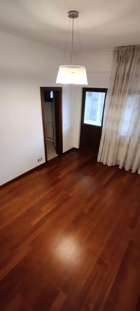 Dorobanți 4 camere - Apartament generos cu trei dormitoare care ofera spatii pentru intreaga familie si se afla intr-o zona cu access facil la scoli, piete, magazine, restaurante/cafenele si mijloace de transport.
Compartimentarea este de tip decomandat, are 97 mp utili si este situat la etajul 4/5 al unui bloc construit in 1993, are vedere mixta, doua balcoane închise, doua bai plus un grup sanitar de serviciu. Incalzirea se face prin
intermediul centralei de bloc.
A fost renovat recent cu materiale si finisaje de cea mai buna calitate si se vinde complet utilat (plita, cuptor, frigider, masina spalat rufe, ACx2) şi câteva obiecte de mobilier.
Pentru mai multe detalii sau pentru a programa o vizionare, te invit sa lasi un
mesaj.
Pret: 349.000 euro