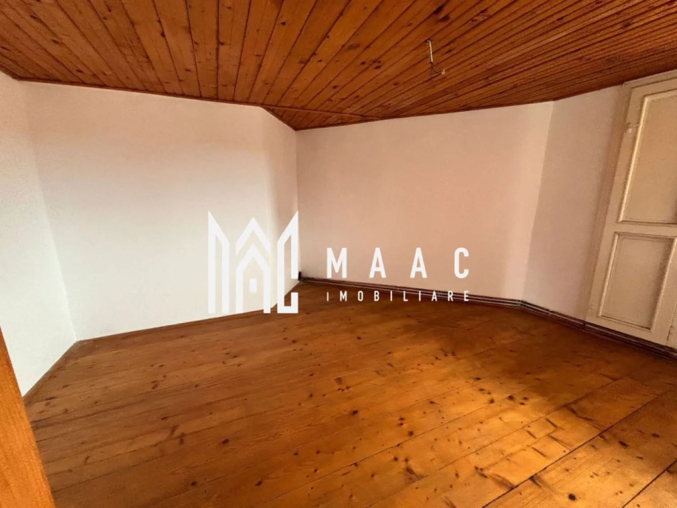 Casa Individuala | 12 Camere | 480MP | Teren380 MP | Central - MAAC Imobiliare vă prezintă spre vânzare o casă individuală de 12 camere, situată în zona centrală a Sibiului.

Caracteristici:
Suprafață utilă: 480 mp
Suprafață teren: 380 mp
Amprentă la sol: 160 mp
Teren liber: 220 mp
Deschidere la stradă: aprox. 10 ml
Structură: beton + cărămidă

Compartimentare:
Subsol (S): pivniță pe toată amprenta casei – ideală pentru depozitare sau spații tehnice
Parter (P): hol de acces, 4 camere, 2 băi
Etaj (E): compartimentare identică cu parterul (4 camere + 2 băi)
Mansardă (M): compartimentare identică (4 camere + 2 băi)
Balcon: la primul nivel, acces direct dintr-un dormitor

Dotări și finisaje:
Încălzire cu centrală proprie și calorifere
Acces auto direct din stradă
Garaj propriu
Pereți și structuri solide, construcție gândită inițial pentru clinică (plăci de beton între etaje)
Se vinde nemobilată, exact ca în fotografii

Potențial și utilizare:
Proprietatea oferă multiple posibilități de utilizare:
Locuință personală 
Sediu de firmă / birouri
Clinică medicală / cabinet stomatologic (destinația inițială a clădirii)
Unitate de cazare (pensiune, hostel, apart-hotel)
Spațiu educațional sau de coworking

Pentru mai multe detalii sau pentru a programa o vizionare, vă rugăm să ne contactați.
Specificați ID-ul CP2741934.