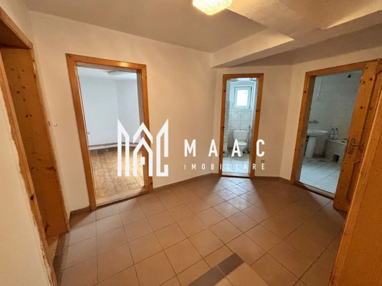 Casa Individuala | 12 Camere | 480MP | Teren380 MP | Central - MAAC Imobiliare vă prezintă spre vânzare o casă individuală de 12 camere, situată în zona centrală a Sibiului.

Caracteristici:
Suprafață utilă: 480 mp
Suprafață teren: 380 mp
Amprentă la sol: 160 mp
Teren liber: 220 mp
Deschidere la stradă: aprox. 10 ml
Structură: beton + cărămidă

Compartimentare:
Subsol (S): pivniță pe toată amprenta casei – ideală pentru depozitare sau spații tehnice
Parter (P): hol de acces, 4 camere, 2 băi
Etaj (E): compartimentare identică cu parterul (4 camere + 2 băi)
Mansardă (M): compartimentare identică (4 camere + 2 băi)
Balcon: la primul nivel, acces direct dintr-un dormitor

Dotări și finisaje:
Încălzire cu centrală proprie și calorifere
Acces auto direct din stradă
Garaj propriu
Pereți și structuri solide, construcție gândită inițial pentru clinică (plăci de beton între etaje)
Se vinde nemobilată, exact ca în fotografii

Potențial și utilizare:
Proprietatea oferă multiple posibilități de utilizare:
Locuință personală 
Sediu de firmă / birouri
Clinică medicală / cabinet stomatologic (destinația inițială a clădirii)
Unitate de cazare (pensiune, hostel, apart-hotel)
Spațiu educațional sau de coworking

Pentru mai multe detalii sau pentru a programa o vizionare, vă rugăm să ne contactați.
Specificați ID-ul CP2741934.