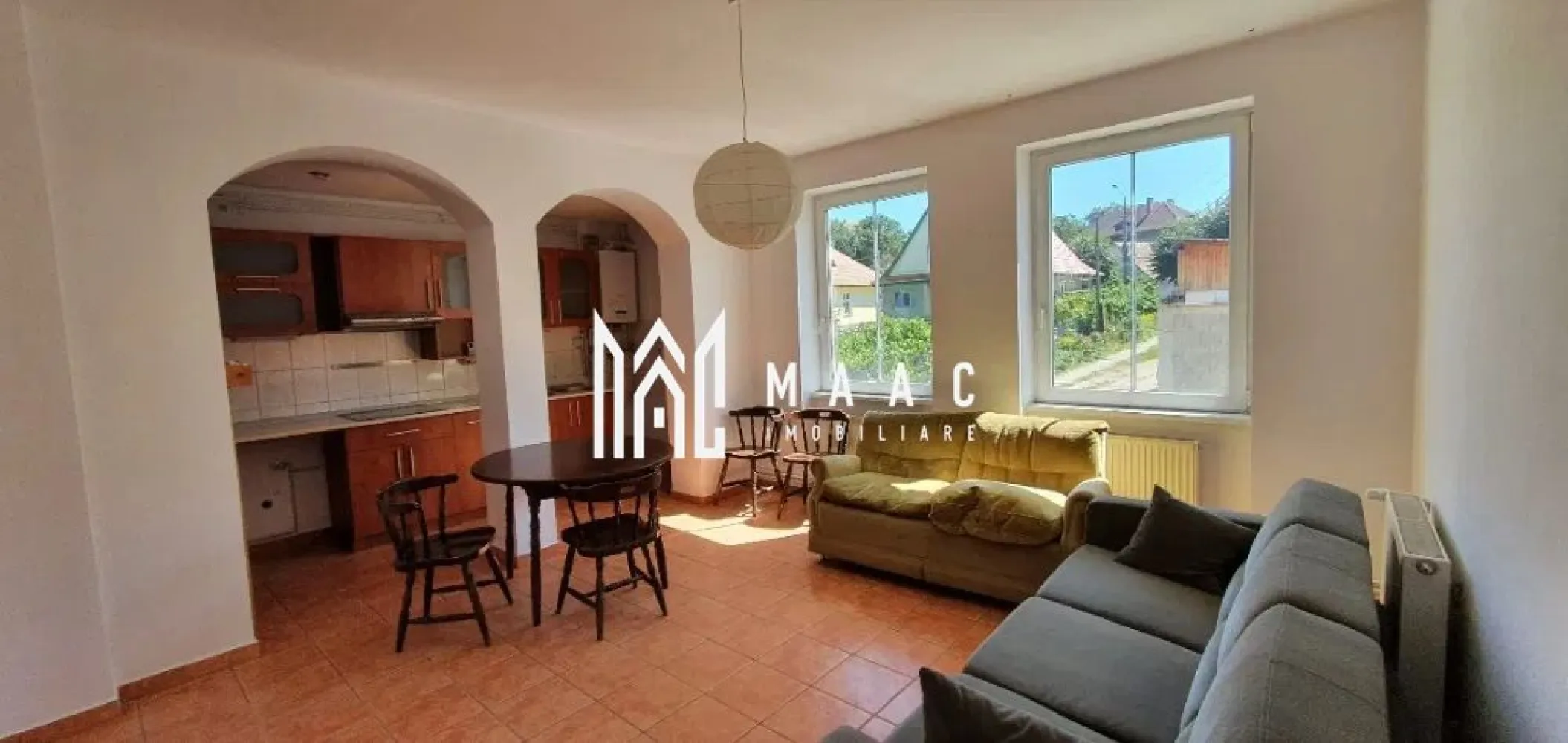 Casa cu 4 apartamente / 9 camere | Ultracentral | Curte - MAAC Imobiliare vă propune spre vânzare o casă situată în zona centrală a Sibiului, o proprietate cu potențial ridicat atât pentru rezidență, cât și pentru investiție sau activități comerciale, amplasată într-o zonă liniștită și selectă, aproape de centre sanitare, culturale și de învățământ.

Imobilul este compus din 2 apartamente și 2 garsoniere, beneficiind de pod înalt și curte de 900 mp în indiviziune cu încă o familie. Compartimentarea permite utilizarea separată a fiecărei unități, acestea având intrări și utilități distincte.

Configurația proprietății este următoarea:

apartament 1:
-suprafață de 100 mp
-2 camere
-bucătărie
-baie
-hol spațios
-cămară
-cameră centrală

apartament 2:
-suprafață de 100 mp
-4 camere
-bucătărie
-baie
-hol spațios

garsonieră 1:
-suprafață de 56 mp
-bucătărie
-baie
-hol

garsonieră 2:
-suprafață de 46 mp
-bucătărie
-baie

pod:
-suprafață de 100 mp
-înălțime de peste 3 m
-posibilitate de mansardare

Datorită compartimentării și existenței utilităților separate, proprietatea poate fi utilizată ca locuință multifamilială sau poate fi valorificată prin închiriere individuală a apartamentelor și garsonierelor. Suprafața generoasă și poziționarea în zona centrală sporesc atractivitatea acestei case din Sibiu.

Pentru mai multe detalii, vă rugăm să menționați numărul CP2741782 la telefon.
