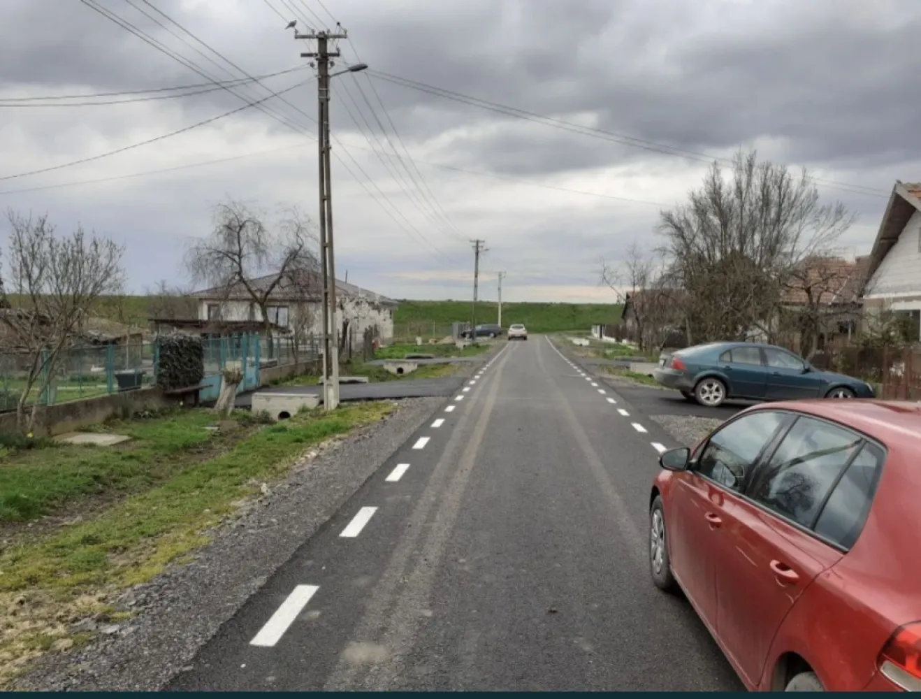 Teren intravilan Oar - Vand teren intravilan in suprafata de 1500 mp., front de 17 m, aproape de dig intr-o zona linistita.
Proprietatea dispune de toate utilitatile necesare (apa, canalizare, gaz si curent electric monofazic si trifazic), drum proaspat asfaltat.