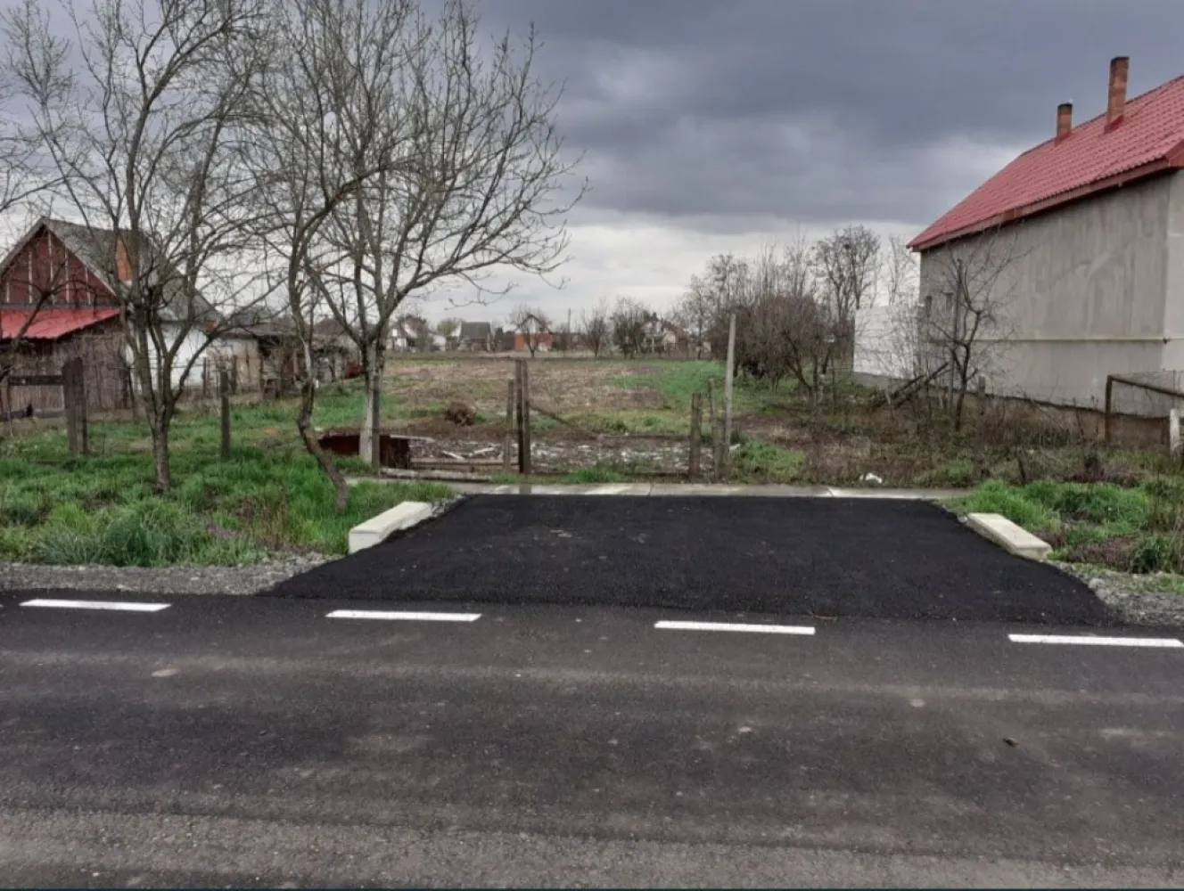 Teren intravilan Oar - Vand teren intravilan in suprafata de 1500 mp., front de 17 m, aproape de dig intr-o zona linistita.
Proprietatea dispune de toate utilitatile necesare (apa, canalizare, gaz si curent electric monofazic si trifazic), drum proaspat asfaltat.