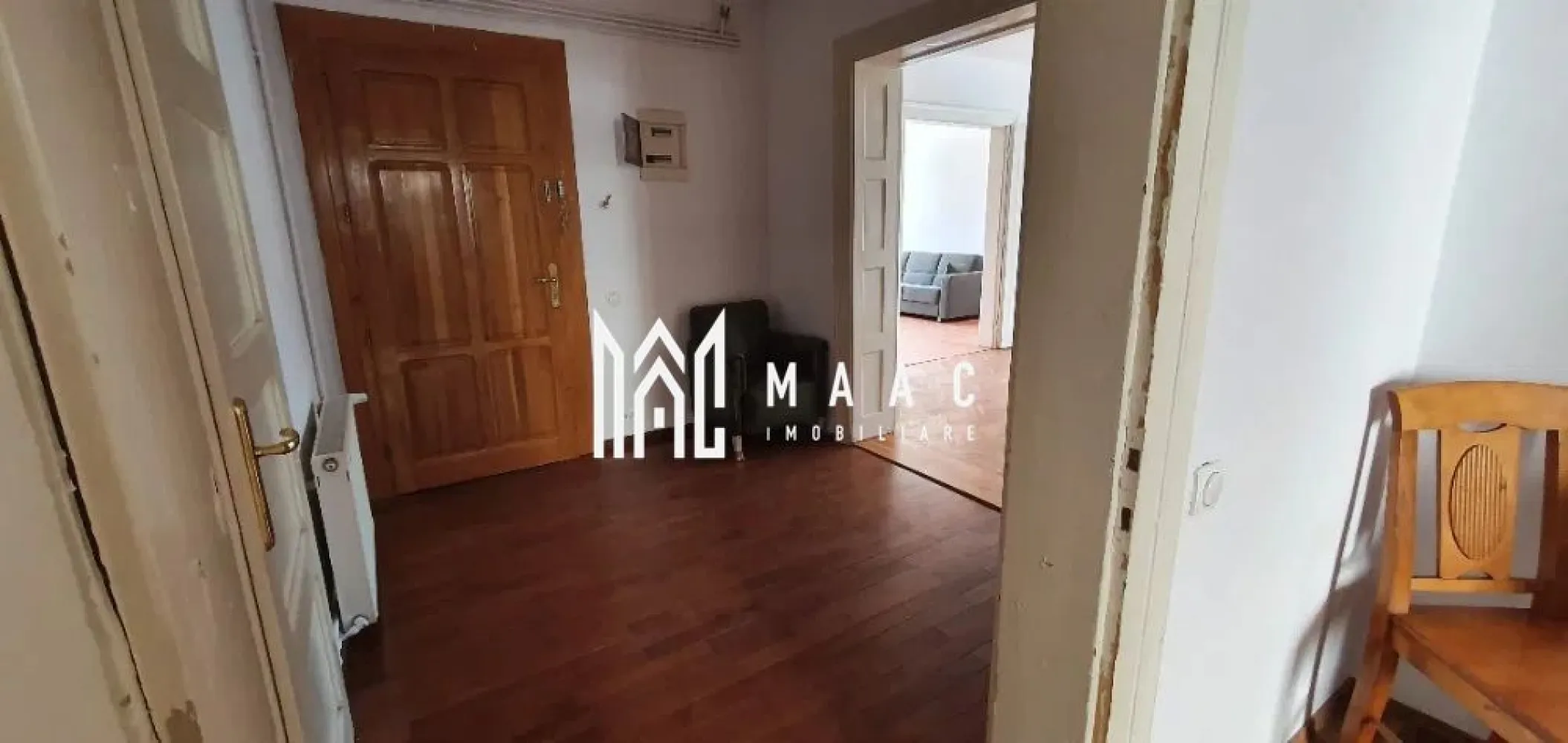Casa cu 4 apartamente / 9 camere | Ultracentral | Curte - MAAC Imobiliare vă propune spre vânzare o casă situată în zona centrală a Sibiului, o proprietate cu potențial ridicat atât pentru rezidență, cât și pentru investiție sau activități comerciale, amplasată într-o zonă liniștită și selectă, aproape de centre sanitare, culturale și de învățământ.

Imobilul este compus din 2 apartamente și 2 garsoniere, beneficiind de pod înalt și curte de 900 mp în indiviziune cu încă o familie. Compartimentarea permite utilizarea separată a fiecărei unități, acestea având intrări și utilități distincte.

Configurația proprietății este următoarea:

apartament 1:
-suprafață de 100 mp
-2 camere
-bucătărie
-baie
-hol spațios
-cămară
-cameră centrală

apartament 2:
-suprafață de 100 mp
-4 camere
-bucătărie
-baie
-hol spațios

garsonieră 1:
-suprafață de 56 mp
-bucătărie
-baie
-hol

garsonieră 2:
-suprafață de 46 mp
-bucătărie
-baie

pod:
-suprafață de 100 mp
-înălțime de peste 3 m
-posibilitate de mansardare

Datorită compartimentării și existenței utilităților separate, proprietatea poate fi utilizată ca locuință multifamilială sau poate fi valorificată prin închiriere individuală a apartamentelor și garsonierelor. Suprafața generoasă și poziționarea în zona centrală sporesc atractivitatea acestei case din Sibiu.

Pentru mai multe detalii, vă rugăm să menționați numărul CP2741782 la telefon.
