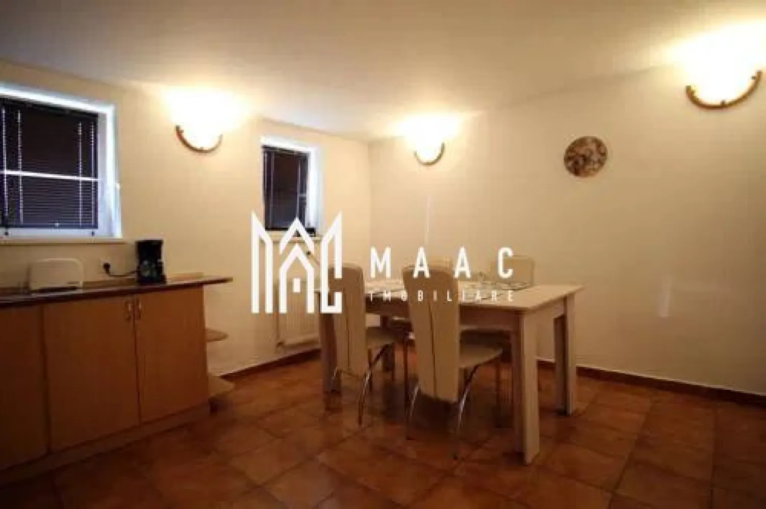Casa cu 4 apartamente / 9 camere | Ultracentral | Curte - MAAC Imobiliare vă propune spre vânzare o casă situată în zona centrală a Sibiului, o proprietate cu potențial ridicat atât pentru rezidență, cât și pentru investiție sau activități comerciale, amplasată într-o zonă liniștită și selectă, aproape de centre sanitare, culturale și de învățământ.

Imobilul este compus din 2 apartamente și 2 garsoniere, beneficiind de pod înalt și curte de 900 mp în indiviziune cu încă o familie. Compartimentarea permite utilizarea separată a fiecărei unități, acestea având intrări și utilități distincte.

Configurația proprietății este următoarea:

apartament 1:
-suprafață de 100 mp
-2 camere
-bucătărie
-baie
-hol spațios
-cămară
-cameră centrală

apartament 2:
-suprafață de 100 mp
-4 camere
-bucătărie
-baie
-hol spațios

garsonieră 1:
-suprafață de 56 mp
-bucătărie
-baie
-hol

garsonieră 2:
-suprafață de 46 mp
-bucătărie
-baie

pod:
-suprafață de 100 mp
-înălțime de peste 3 m
-posibilitate de mansardare

Datorită compartimentării și existenței utilităților separate, proprietatea poate fi utilizată ca locuință multifamilială sau poate fi valorificată prin închiriere individuală a apartamentelor și garsonierelor. Suprafața generoasă și poziționarea în zona centrală sporesc atractivitatea acestei case din Sibiu.

Pentru mai multe detalii, vă rugăm să menționați numărul CP2741782 la telefon.