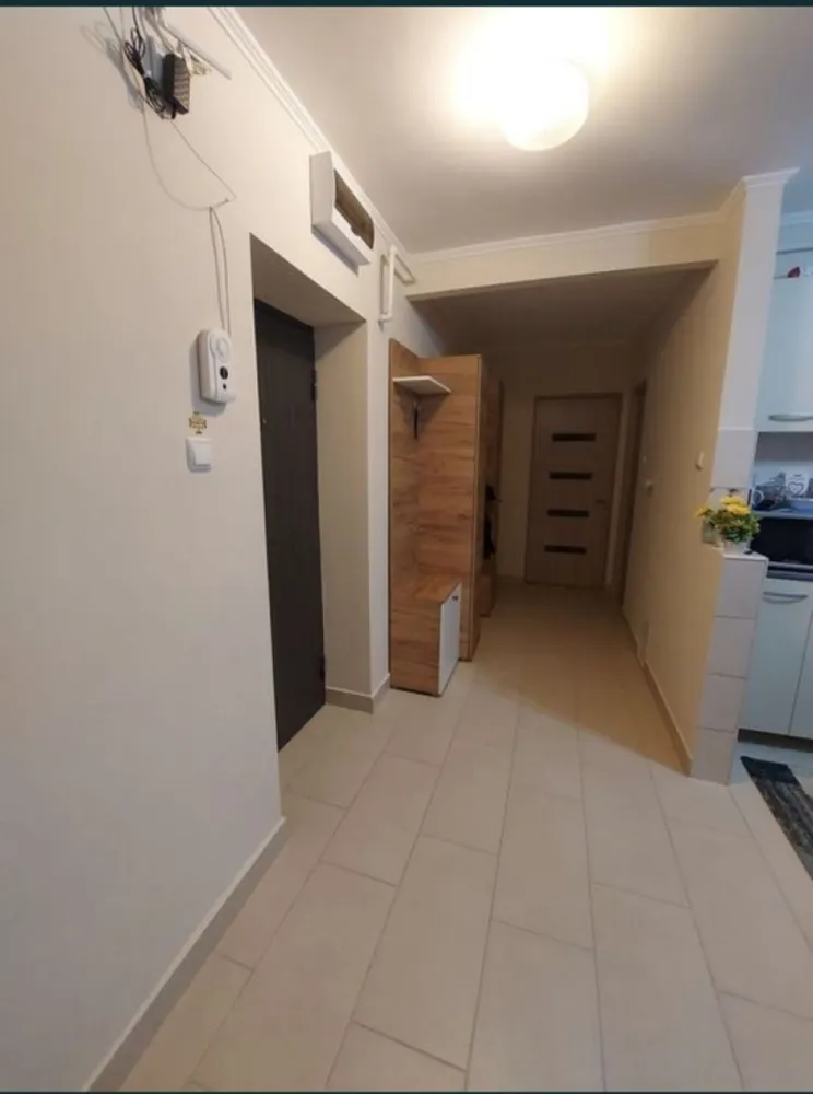 Vand apartament decomandat cu 2 camere - Vând apartament cu doua camere decomandat in zona Carpați.
Apartamentul are doua camere, o baie, hol, doua balcoane și beci.
Apartamentul se vinde mobilat și utilat.