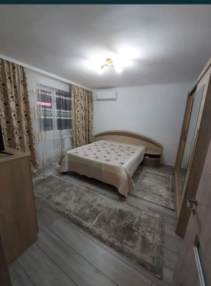 Vand apartament decomandat cu 2 camere - Vând apartament cu doua camere decomandat in zona Carpați.
Apartamentul are doua camere, o baie, hol, doua balcoane și beci.
Apartamentul se vinde mobilat și utilat.