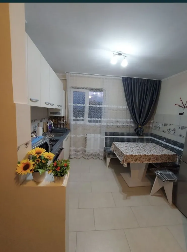 Vand apartament decomandat cu 2 camere - Vând apartament cu doua camere decomandat in zona Carpați.
Apartamentul are doua camere, o baie, hol, doua balcoane și beci.
Apartamentul se vinde mobilat și utilat.