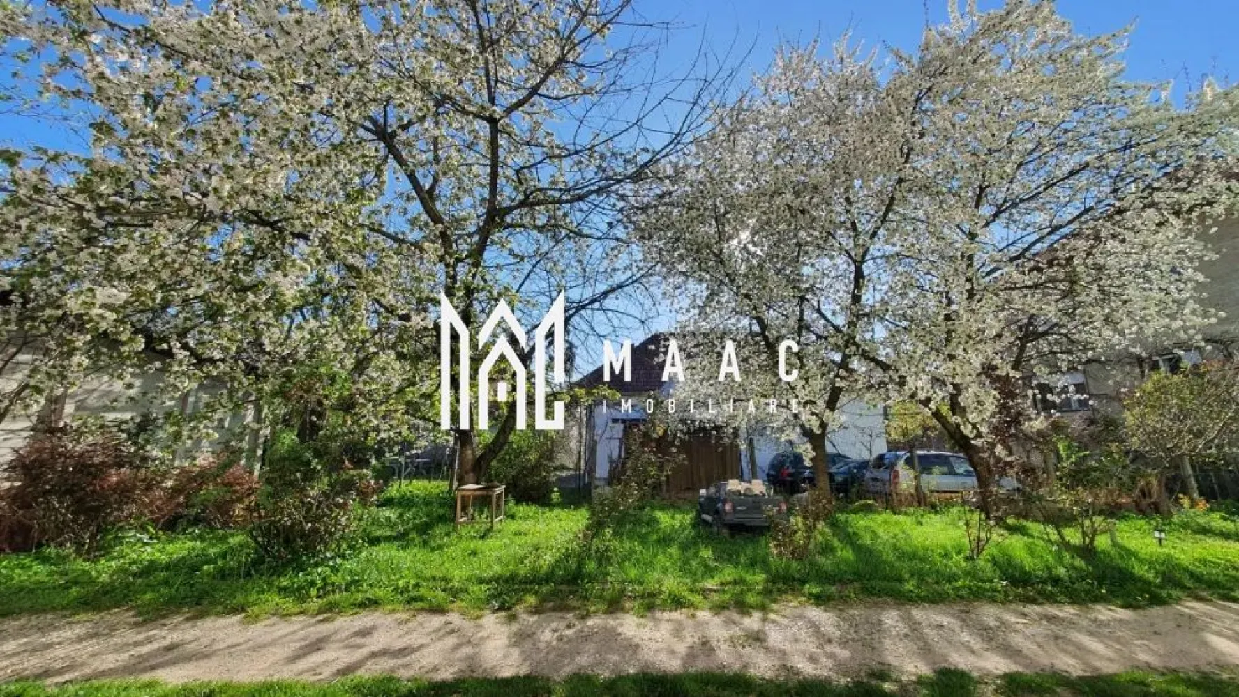 Casa cu 4 apartamente / 9 camere | Ultracentral | Curte - MAAC Imobiliare vă propune spre vânzare o casă situată în zona centrală a Sibiului, o proprietate cu potențial ridicat atât pentru rezidență, cât și pentru investiție sau activități comerciale, amplasată într-o zonă liniștită și selectă, aproape de centre sanitare, culturale și de învățământ.

Imobilul este compus din 2 apartamente și 2 garsoniere, beneficiind de pod înalt și curte de 900 mp în indiviziune cu încă o familie. Compartimentarea permite utilizarea separată a fiecărei unități, acestea având intrări și utilități distincte.

Configurația proprietății este următoarea:

apartament 1:
-suprafață de 100 mp
-2 camere
-bucătărie
-baie
-hol spațios
-cămară
-cameră centrală

apartament 2:
-suprafață de 100 mp
-4 camere
-bucătărie
-baie
-hol spațios

garsonieră 1:
-suprafață de 56 mp
-bucătărie
-baie
-hol

garsonieră 2:
-suprafață de 46 mp
-bucătărie
-baie

pod:
-suprafață de 100 mp
-înălțime de peste 3 m
-posibilitate de mansardare

Datorită compartimentării și existenței utilităților separate, proprietatea poate fi utilizată ca locuință multifamilială sau poate fi valorificată prin închiriere individuală a apartamentelor și garsonierelor. Suprafața generoasă și poziționarea în zona centrală sporesc atractivitatea acestei case din Sibiu.

Pentru mai multe detalii, vă rugăm să menționați numărul CP2741782 la telefon.
