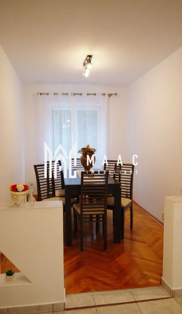 Oportunitate | Apartament 4 camere | 89MPU | Etaj 1 | Valea Aurie - MAAC Imobiliare vă propune spre vânzare un apartament spațios cu 4 camere situat în zona Valea Aurie din Sibiu, amplasat la etajul 1 al unui imobil cu 4 niveluri, într-o zonă apreciată pentru liniște și apropierea de natură.

Locuința este decomandată și are o suprafață utilă de 89 mp, oferind o compartimentare practică și confortabilă, potrivită pentru o familie care își dorește spațiu generos și funcționalitate.

Compartimentarea apartamentului este următoarea:
-4 camere: 2 dormitoare, o cameră utilizată ca dining și un living
-2 băi
-bucătărie separată
-hol spațios

Proprietatea dispune și de pivniță proprie, oferind spațiu suplimentar pentru depozitare.

Avantajele locuinței includ:
-amplasare într-o zonă liniștită, aproape de pădure
-acces facil către școli, grădinițe și mijloace de transport
-bloc îngrijit, cu vecini liniștiți
-lumină naturală pe tot parcursul zilei

Apartamentul reprezintă o opțiune potrivită pentru cei care își doresc confort, spațiu și o locație convenabilă într-un cartier apreciat al orașului.

Pentru mai multe detalii, vă rugăm să menționați telefonic că ați văzut anunțul cu CP2740125.