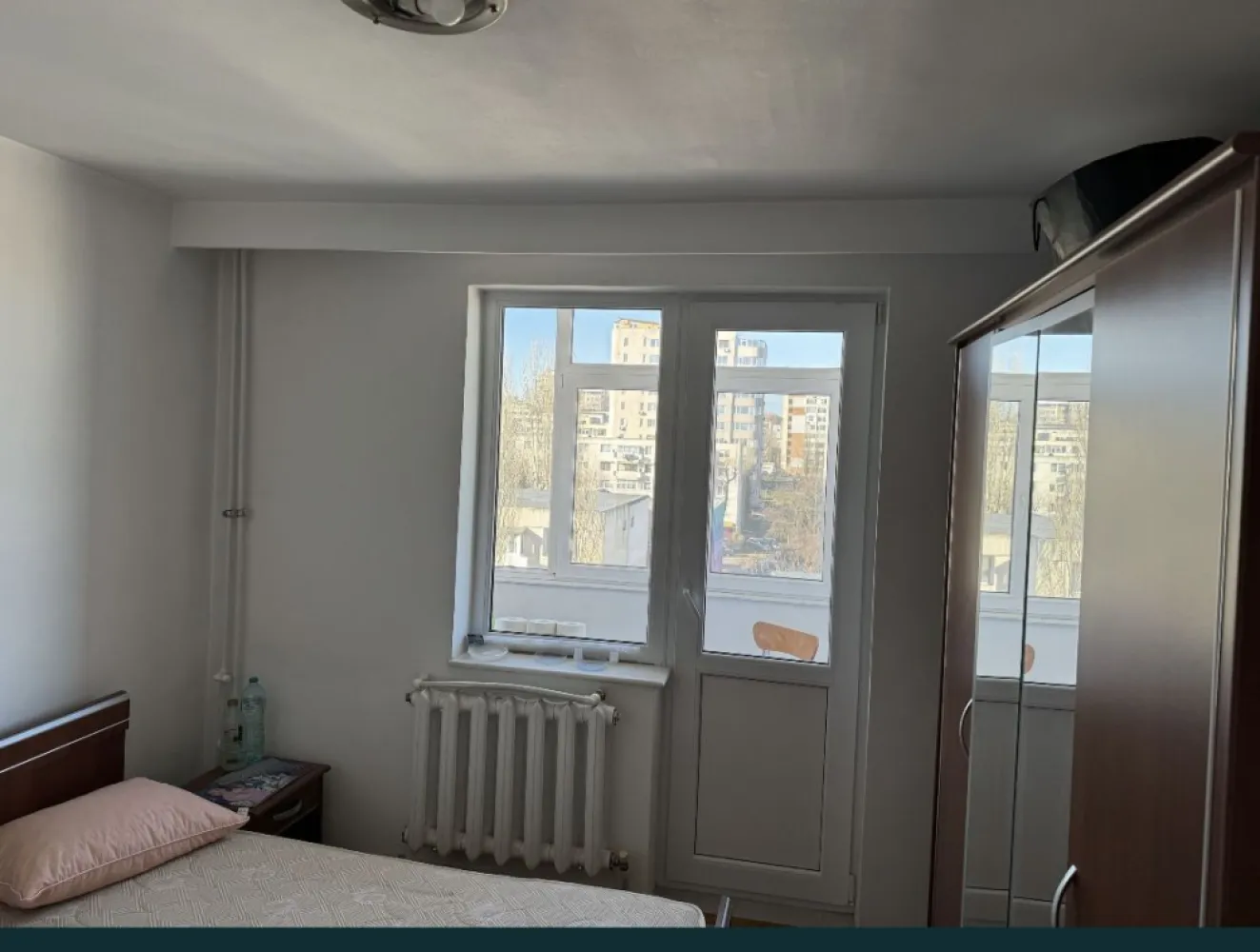 City Prk, ap 2 camere semidecomandat - In spate la Integra, apartament 2 camere semidecomandat etaj 7 din 8 cu lift schimbat,gaze in apartament cu suprafata totala de 60 m2,construit in anul 1965. Suprafata utila 47.4 m2. Nu platesc comision la agentii imobiliare.