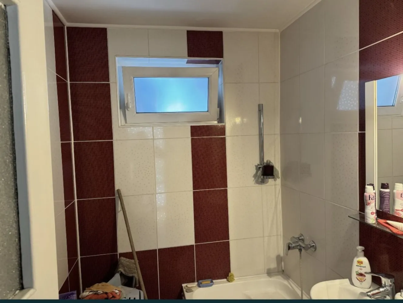 City Prk, ap 2 camere semidecomandat - In spate la Integra, apartament 2 camere semidecomandat etaj 7 din 8 cu lift schimbat,gaze in apartament cu suprafata totala de 60 m2,construit in anul 1965. Suprafata utila 47.4 m2. Nu platesc comision la agentii imobiliare.