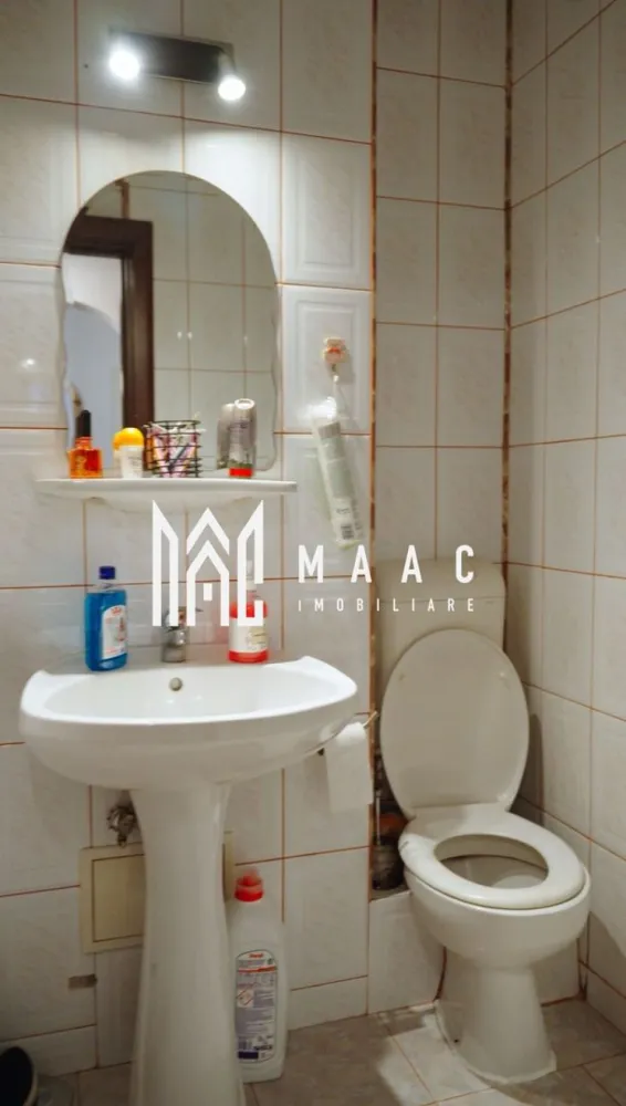 Oportunitate | Apartament 4 camere | 89MPU | Etaj 1 | Valea Aurie - MAAC Imobiliare vă propune spre vânzare un apartament spațios cu 4 camere situat în zona Valea Aurie din Sibiu, amplasat la etajul 1 al unui imobil cu 4 niveluri, într-o zonă apreciată pentru liniște și apropierea de natură.

Locuința este decomandată și are o suprafață utilă de 89 mp, oferind o compartimentare practică și confortabilă, potrivită pentru o familie care își dorește spațiu generos și funcționalitate.

Compartimentarea apartamentului este următoarea:
-4 camere: 2 dormitoare, o cameră utilizată ca dining și un living
-2 băi
-bucătărie separată
-hol spațios

Proprietatea dispune și de pivniță proprie, oferind spațiu suplimentar pentru depozitare.

Avantajele locuinței includ:
-amplasare într-o zonă liniștită, aproape de pădure
-acces facil către școli, grădinițe și mijloace de transport
-bloc îngrijit, cu vecini liniștiți
-lumină naturală pe tot parcursul zilei

Apartamentul reprezintă o opțiune potrivită pentru cei care își doresc confort, spațiu și o locație convenabilă într-un cartier apreciat al orașului.

Pentru mai multe detalii, vă rugăm să menționați telefonic că ați văzut anunțul cu CP2740125.