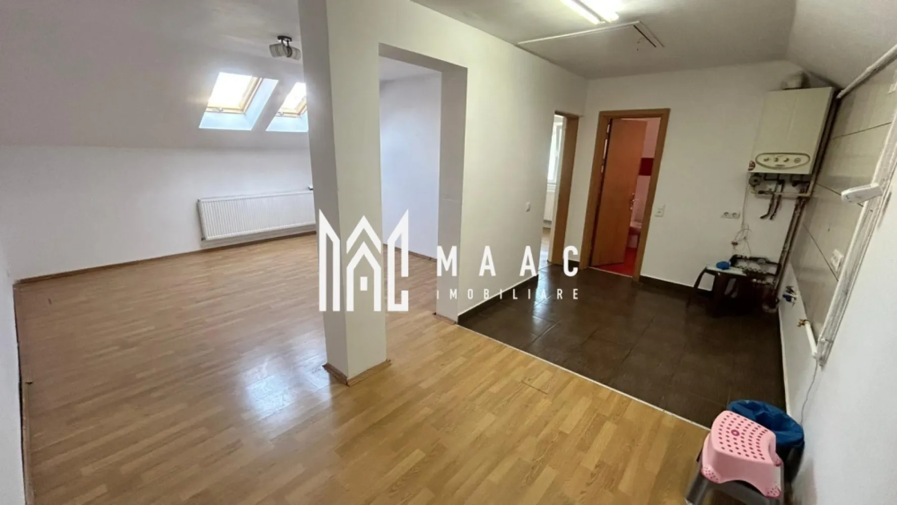 Apartament 2 camere | Mansardă din construcție | Pod 16 mp | Ștrand II - MAAC Imobiliare vă propune spre vânzare un apartament cochet, situat într-o construcție tip vilă edificată în anul 2006, în cartierul Ștrand II din Sibiu, o zonă liniștită și bine conectată la principalele puncte de interes din oraș.

Proprietatea are o suprafață utilă de 46 mp și este poziționată la mansardă (din construcție), beneficiind de un compartiment practic și luminos, ideal pentru locuință proprie sau investiție.

Compartimentare:
-Hol de acces
-Living cu bucătărie open space
-Dormitor
-Baie cu geam natural

Un avantaj major îl reprezintă podul de 16 mp, intabulat și cu acces direct din locuință, oferind spațiu suplimentar pentru depozitare sau posibilitatea de amenajare în funcție de necesități.

Dotări și finisaje:
-Centrală termică proprie
-Geamuri termopan
-Parchet, gresie, faianță
-Toate utilitățile racordate

Locuința este liberă și disponibilă imediat, având clasa energetică B, ceea ce asigură un nivel bun de eficiență energetică și costuri reduse de întreținere.

Preț: 77.000 € (negociabil).

Pentru mai multe detalii și programarea unei vizionări, vă rugăm să menționați la telefon numărul CP2739876.