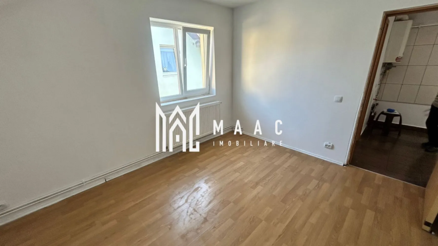 Apartament 2 camere | Mansardă din construcție | Pod 16 mp | Ștrand II - MAAC Imobiliare vă propune spre vânzare un apartament cochet, situat într-o construcție tip vilă edificată în anul 2006, în cartierul Ștrand II din Sibiu, o zonă liniștită și bine conectată la principalele puncte de interes din oraș.

Proprietatea are o suprafață utilă de 46 mp și este poziționată la mansardă (din construcție), beneficiind de un compartiment practic și luminos, ideal pentru locuință proprie sau investiție.

Compartimentare:
-Hol de acces
-Living cu bucătărie open space
-Dormitor
-Baie cu geam natural

Un avantaj major îl reprezintă podul de 16 mp, intabulat și cu acces direct din locuință, oferind spațiu suplimentar pentru depozitare sau posibilitatea de amenajare în funcție de necesități.

Dotări și finisaje:
-Centrală termică proprie
-Geamuri termopan
-Parchet, gresie, faianță
-Toate utilitățile racordate

Locuința este liberă și disponibilă imediat, având clasa energetică B, ceea ce asigură un nivel bun de eficiență energetică și costuri reduse de întreținere.

Preț: 77.000 € (negociabil).

Pentru mai multe detalii și programarea unei vizionări, vă rugăm să menționați la telefon numărul CP2739876.