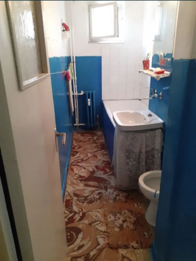 Vand ap cu 3 camere zona Tomis Nord - VÂND APARTAMENT CU 3 CAMERE SEMIDECOMANDAT, ZONA TOMIS NORD , STR. BADEA CÂRȚAN (LÂNGĂ RADET).
Suprafața totală este de 50 mp,blocul este din 1977.
Apartamentul este situat la etajul 1/5.
PENTRU MAI MULTE DETALII SUNAȚI LA NR. DE TELEFON 07******97.
