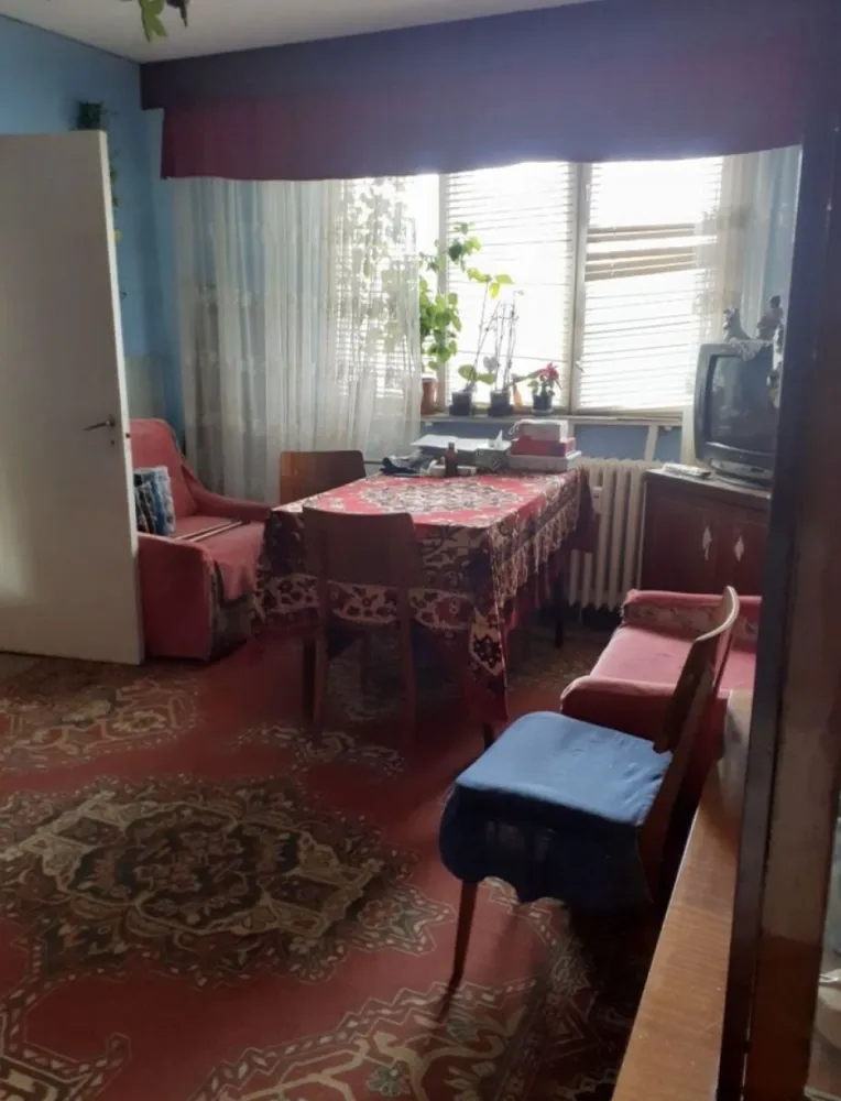 Vand ap cu 3 camere zona Tomis Nord - VÂND APARTAMENT CU 3 CAMERE SEMIDECOMANDAT, ZONA TOMIS NORD , STR. BADEA CÂRȚAN (LÂNGĂ RADET).
Suprafața totală este de 50 mp,blocul este din 1977.
Apartamentul este situat la etajul 1/5.
PENTRU MAI MULTE DETALII SUNAȚI LA NR. DE TELEFON 07******97.