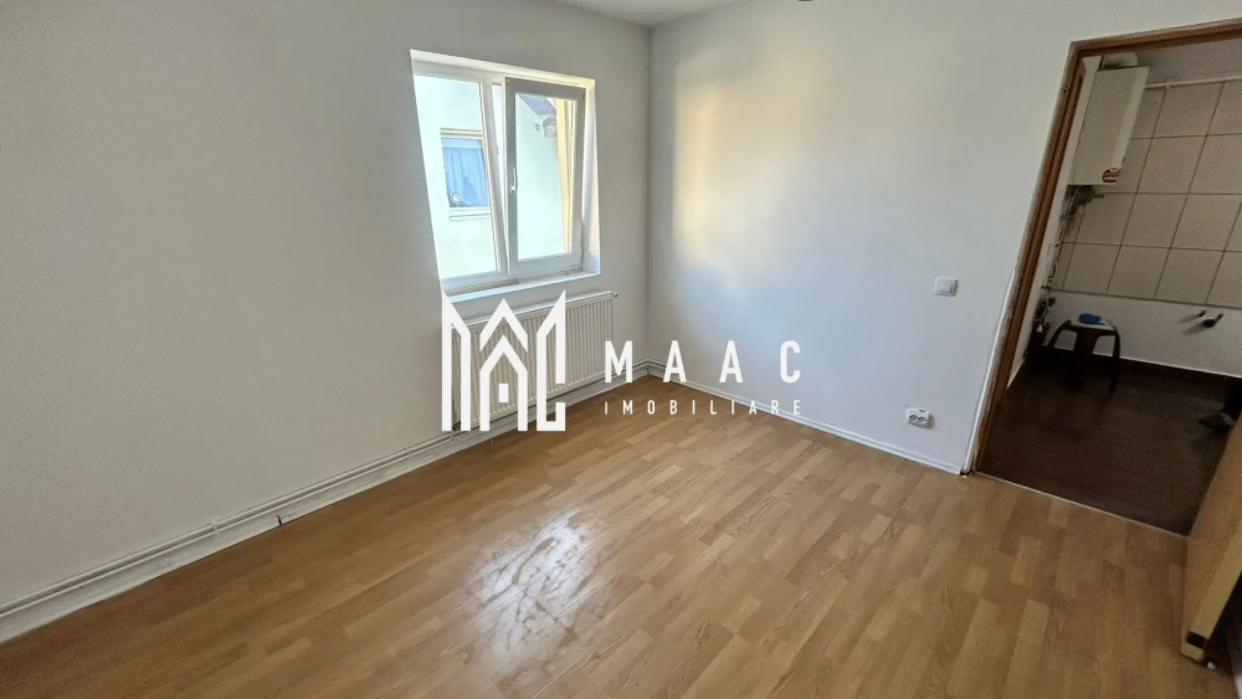 Apartament 2 camere | Mansardă din construcție | Pod 16 mp | Ștrand II - MAAC Imobiliare vă propune spre vânzare un apartament cochet, situat într-o construcție tip vilă edificată în anul 2006, în cartierul Ștrand II din Sibiu, o zonă liniștită și bine conectată la principalele puncte de interes din oraș.

Proprietatea are o suprafață utilă de 46 mp și este poziționată la mansardă (din construcție), beneficiind de un compartiment practic și luminos, ideal pentru locuință proprie sau investiție.

Compartimentare:
-Hol de acces
-Living cu bucătărie open space
-Dormitor
-Baie cu geam natural

Un avantaj major îl reprezintă podul de 16 mp, intabulat și cu acces direct din locuință, oferind spațiu suplimentar pentru depozitare sau posibilitatea de amenajare în funcție de necesități.

Dotări și finisaje:
-Centrală termică proprie
-Geamuri termopan
-Parchet, gresie, faianță
-Toate utilitățile racordate

Locuința este liberă și disponibilă imediat, având clasa energetică B, ceea ce asigură un nivel bun de eficiență energetică și costuri reduse de întreținere.

Preț: 77.000 € (negociabil).

Pentru mai multe detalii și programarea unei vizionări, vă rugăm să menționați la telefon numărul CP2739876.