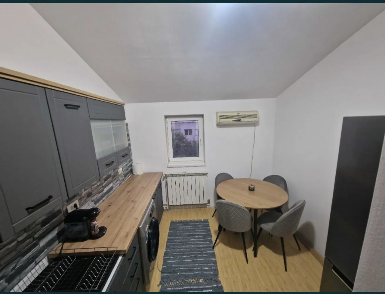 Vand apartament 3 camere Constanta - Vand apartament in inel 1,dionisie cel mic. Apartamentul se preteaza pt studenti/familie tanara moderna. Apartamentul este format din 2 dormitoare,living,bucatarie,baie si hol. Unul din dormitoare are dresing incorporat.
Se vinde mobilat/utilat. Exista posibilitatea de terasa exterioara cu iesire din living(tb aprobare de la primarie) . Centrala pe gaz noua.Blocul este in randul 2 de la Bdul Soveja, mega, farmacie, patiserie , piata la 50 m. Apartamentul este la mansarda, tavan innalt 240.