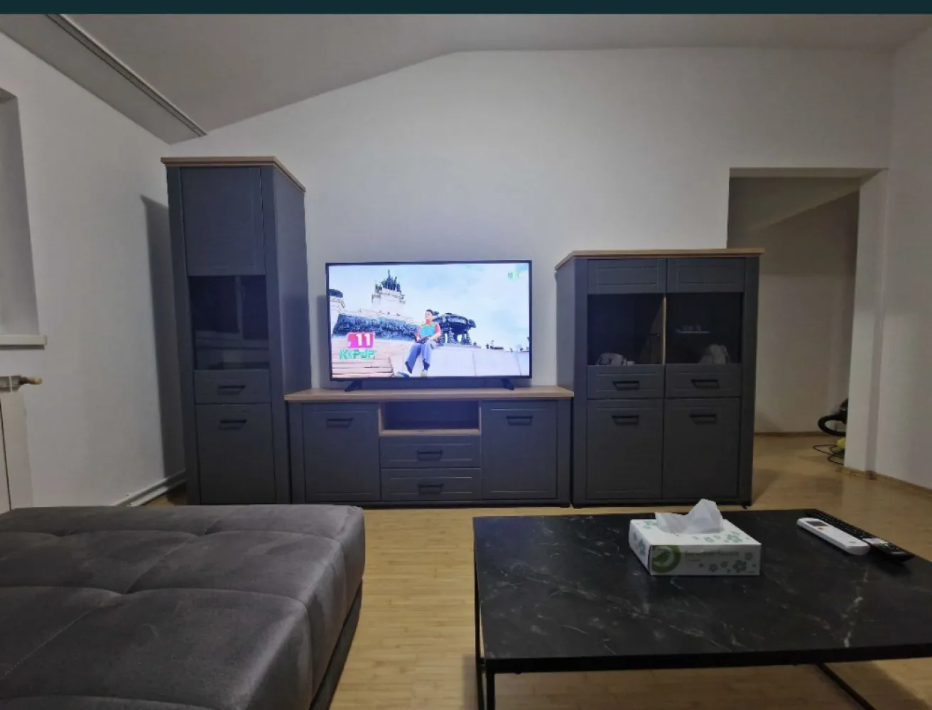 Vand apartament 3 camere Constanta - Vand apartament in inel 1,dionisie cel mic. Apartamentul se preteaza pt studenti/familie tanara moderna. Apartamentul este format din 2 dormitoare,living,bucatarie,baie si hol. Unul din dormitoare are dresing incorporat.
Se vinde mobilat/utilat. Exista posibilitatea de terasa exterioara cu iesire din living(tb aprobare de la primarie) . Centrala pe gaz noua.Blocul este in randul 2 de la Bdul Soveja, mega, farmacie, patiserie , piata la 50 m. Apartamentul este la mansarda, tavan innalt 240.