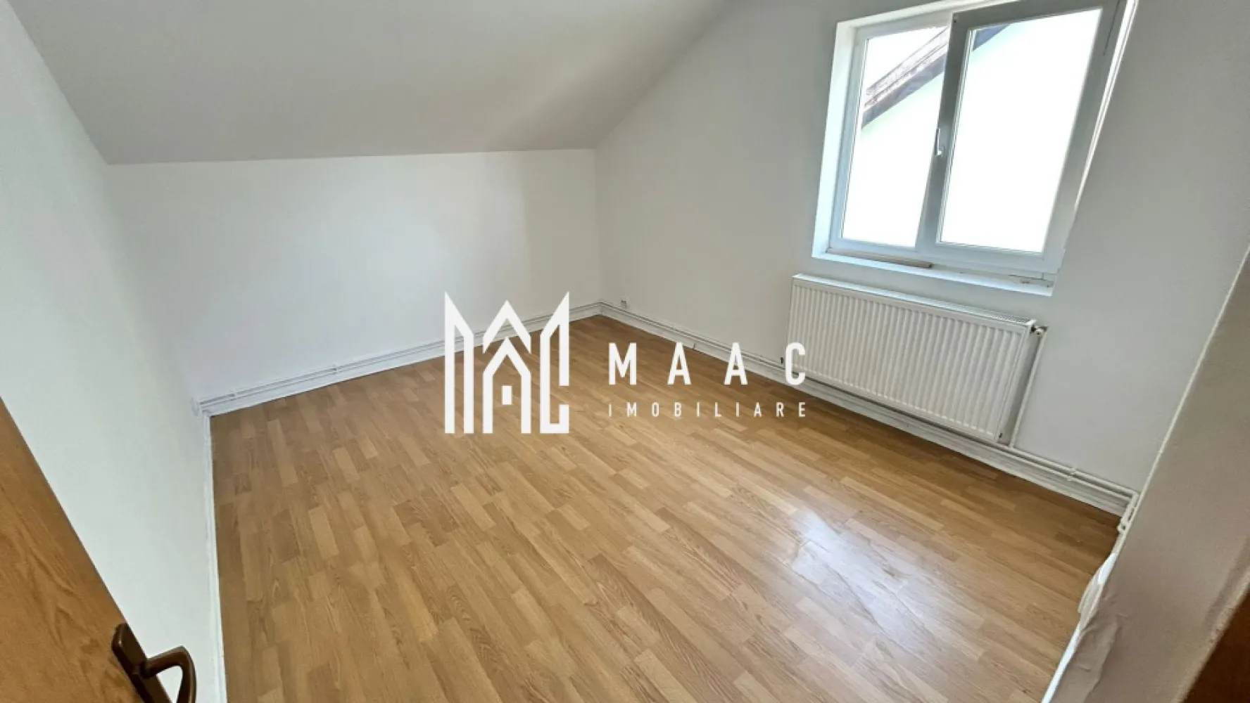 Apartament 2 camere | Mansardă din construcție | Pod 16 mp | Ștrand II - MAAC Imobiliare vă propune spre vânzare un apartament cochet, situat într-o construcție tip vilă edificată în anul 2006, în cartierul Ștrand II din Sibiu, o zonă liniștită și bine conectată la principalele puncte de interes din oraș.

Proprietatea are o suprafață utilă de 46 mp și este poziționată la mansardă (din construcție), beneficiind de un compartiment practic și luminos, ideal pentru locuință proprie sau investiție.

Compartimentare:
-Hol de acces
-Living cu bucătărie open space
-Dormitor
-Baie cu geam natural

Un avantaj major îl reprezintă podul de 16 mp, intabulat și cu acces direct din locuință, oferind spațiu suplimentar pentru depozitare sau posibilitatea de amenajare în funcție de necesități.

Dotări și finisaje:
-Centrală termică proprie
-Geamuri termopan
-Parchet, gresie, faianță
-Toate utilitățile racordate

Locuința este liberă și disponibilă imediat, având clasa energetică B, ceea ce asigură un nivel bun de eficiență energetică și costuri reduse de întreținere.

Preț: 77.000 € (negociabil).

Pentru mai multe detalii și programarea unei vizionări, vă rugăm să menționați la telefon numărul CP2739876.