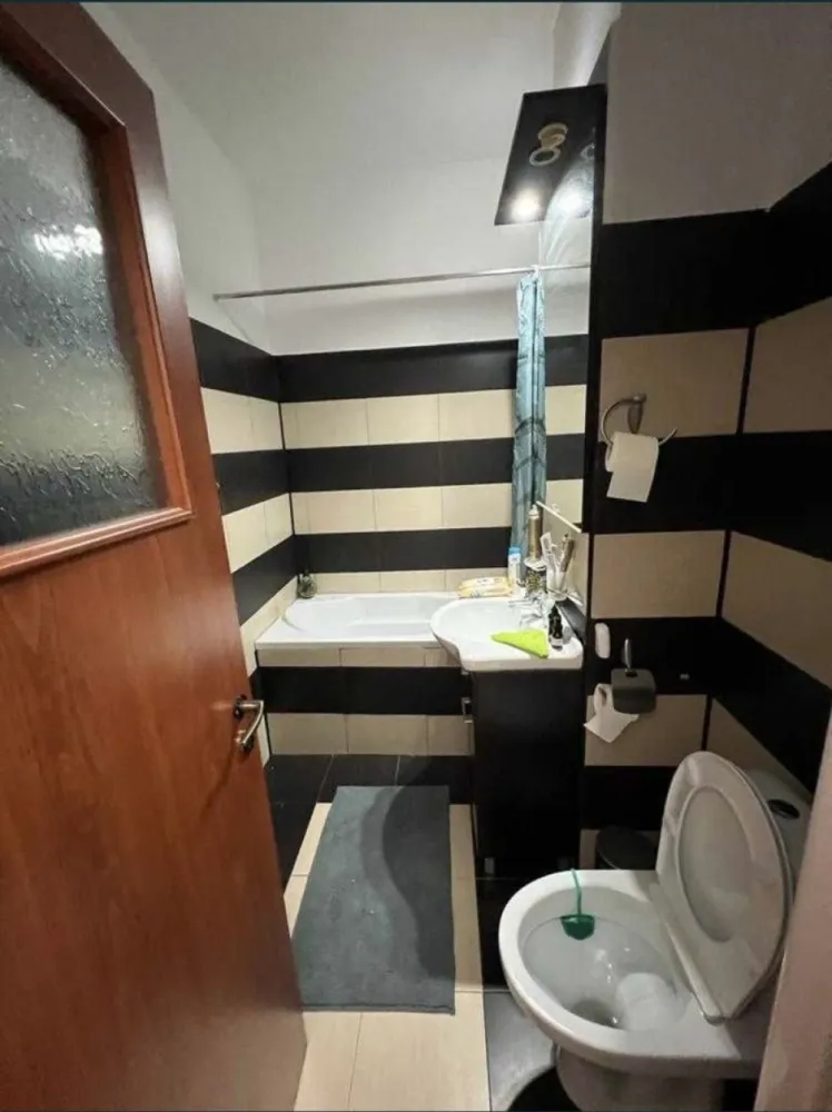 Vand apartament 3 camere Constanta - Vand apartament in inel 1,dionisie cel mic. Apartamentul se preteaza pt studenti/familie tanara moderna. Apartamentul este format din 2 dormitoare,living,bucatarie,baie si hol. Unul din dormitoare are dresing incorporat.
Se vinde mobilat/utilat. Exista posibilitatea de terasa exterioara cu iesire din living(tb aprobare de la primarie) . Centrala pe gaz noua.Blocul este in randul 2 de la Bdul Soveja, mega, farmacie, patiserie , piata la 50 m. Apartamentul este la mansarda, tavan innalt 240.