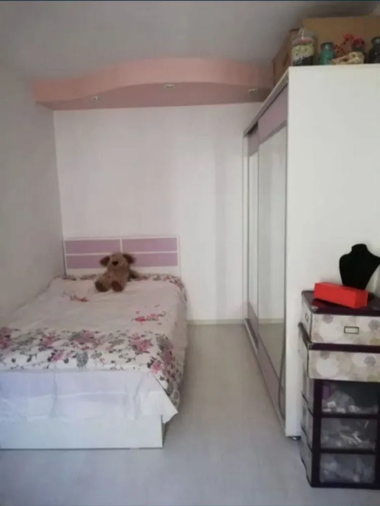 Apartament3 camere Tomis Nord de vanzare - Ofer spre vanzare un apartament de 49 mp, etaj 2/4, intr-un bloc reabilitat termic si mansardat, in zona Tomis Nord Constanta.

Acesta se vinde mobilat si utilat, exact ca in poze.