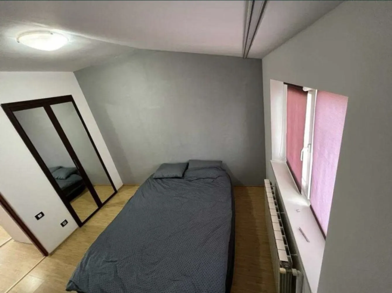 Vand apartament 3 camere Constanta - Vand apartament in inel 1,dionisie cel mic. Apartamentul se preteaza pt studenti/familie tanara moderna. Apartamentul este format din 2 dormitoare,living,bucatarie,baie si hol. Unul din dormitoare are dresing incorporat.
Se vinde mobilat/utilat. Exista posibilitatea de terasa exterioara cu iesire din living(tb aprobare de la primarie) . Centrala pe gaz noua.Blocul este in randul 2 de la Bdul Soveja, mega, farmacie, patiserie , piata la 50 m. Apartamentul este la mansarda, tavan innalt 240.