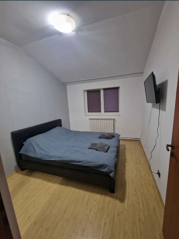 Vand apartament 3 camere Constanta - Vand apartament in inel 1,dionisie cel mic. Apartamentul se preteaza pt studenti/familie tanara moderna. Apartamentul este format din 2 dormitoare,living,bucatarie,baie si hol. Unul din dormitoare are dresing incorporat.
Se vinde mobilat/utilat. Exista posibilitatea de terasa exterioara cu iesire din living(tb aprobare de la primarie) . Centrala pe gaz noua.Blocul este in randul 2 de la Bdul Soveja, mega, farmacie, patiserie , piata la 50 m. Apartamentul este la mansarda, tavan innalt 240.